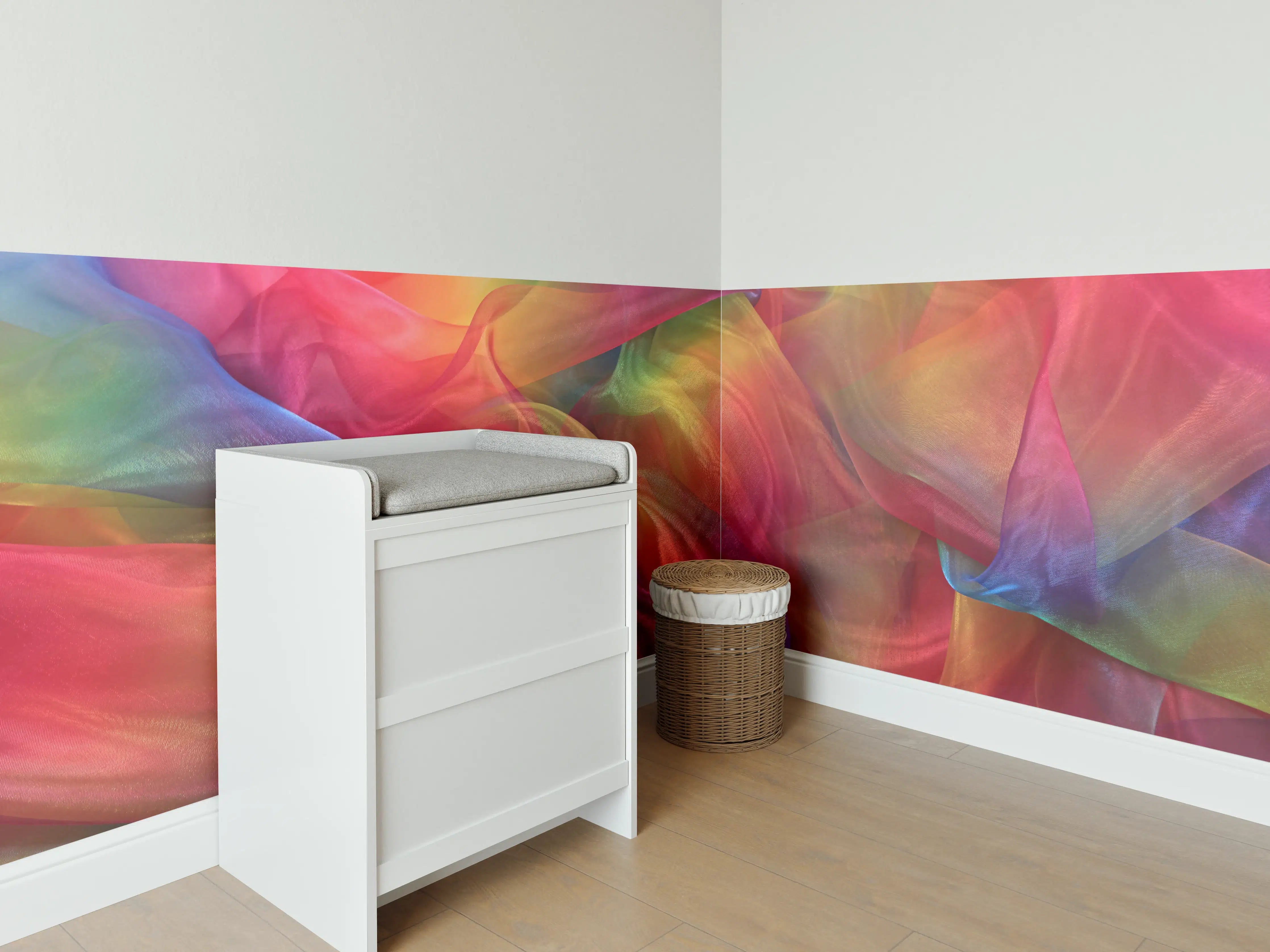 Babyzimmer Wandgestaltung - Bunte Seidenstoffe in lebendigen Farben