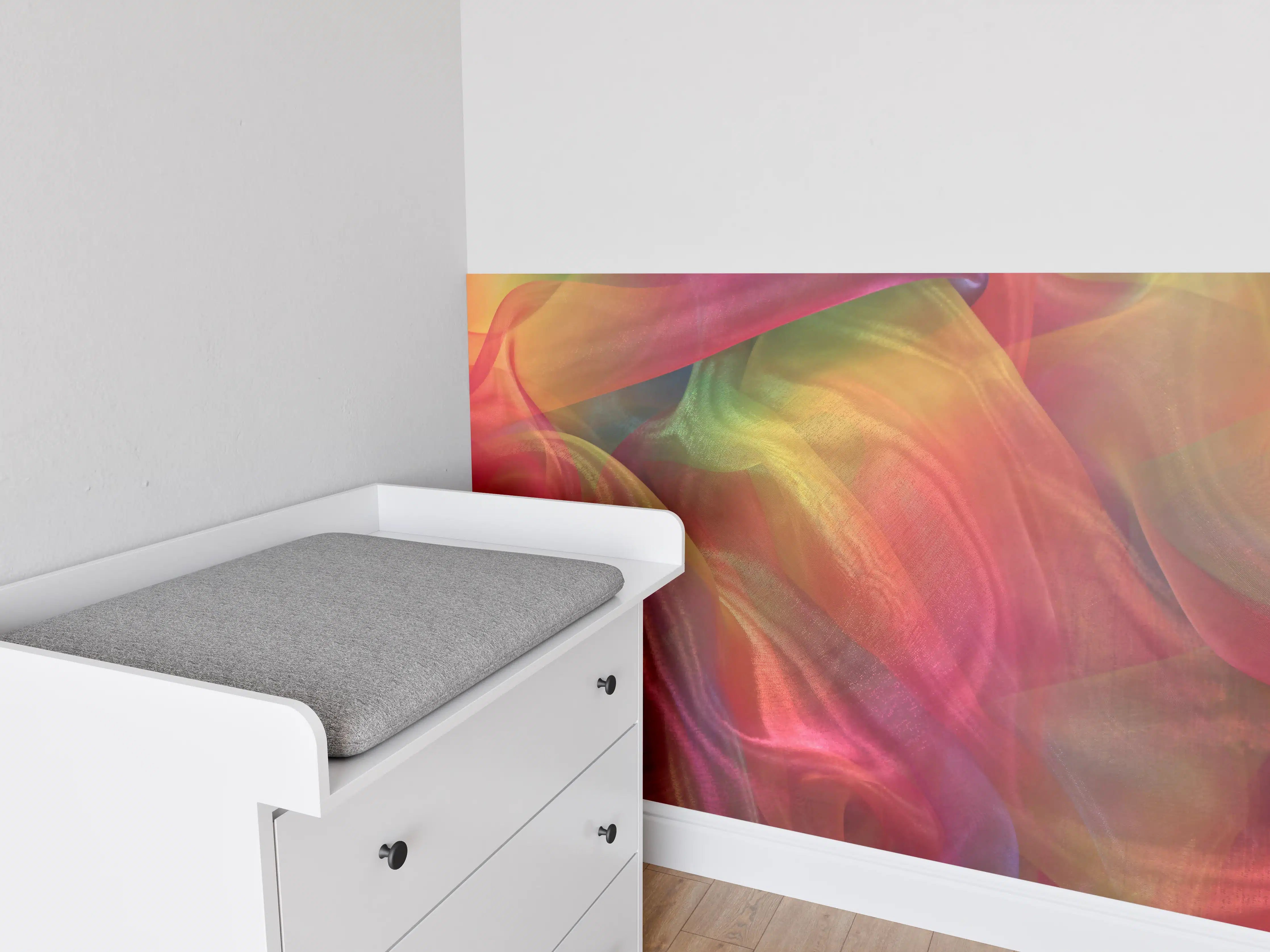 Babyzimmer Wandgestaltung - Bunte Seidenstoffe in lebendigen Farben