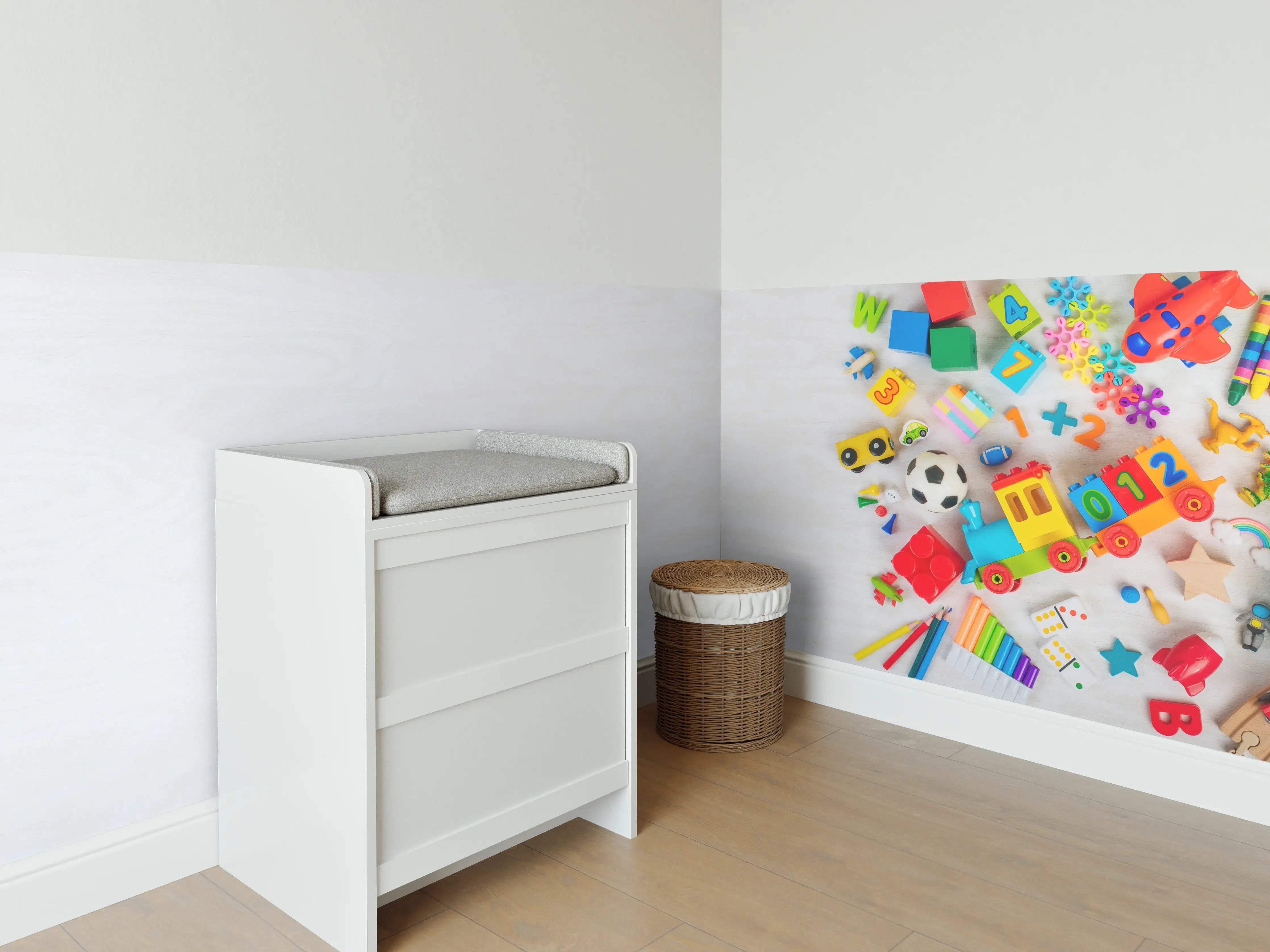 Babyzimmer Wandgestaltung - Bunte Spielzeugvielfalt