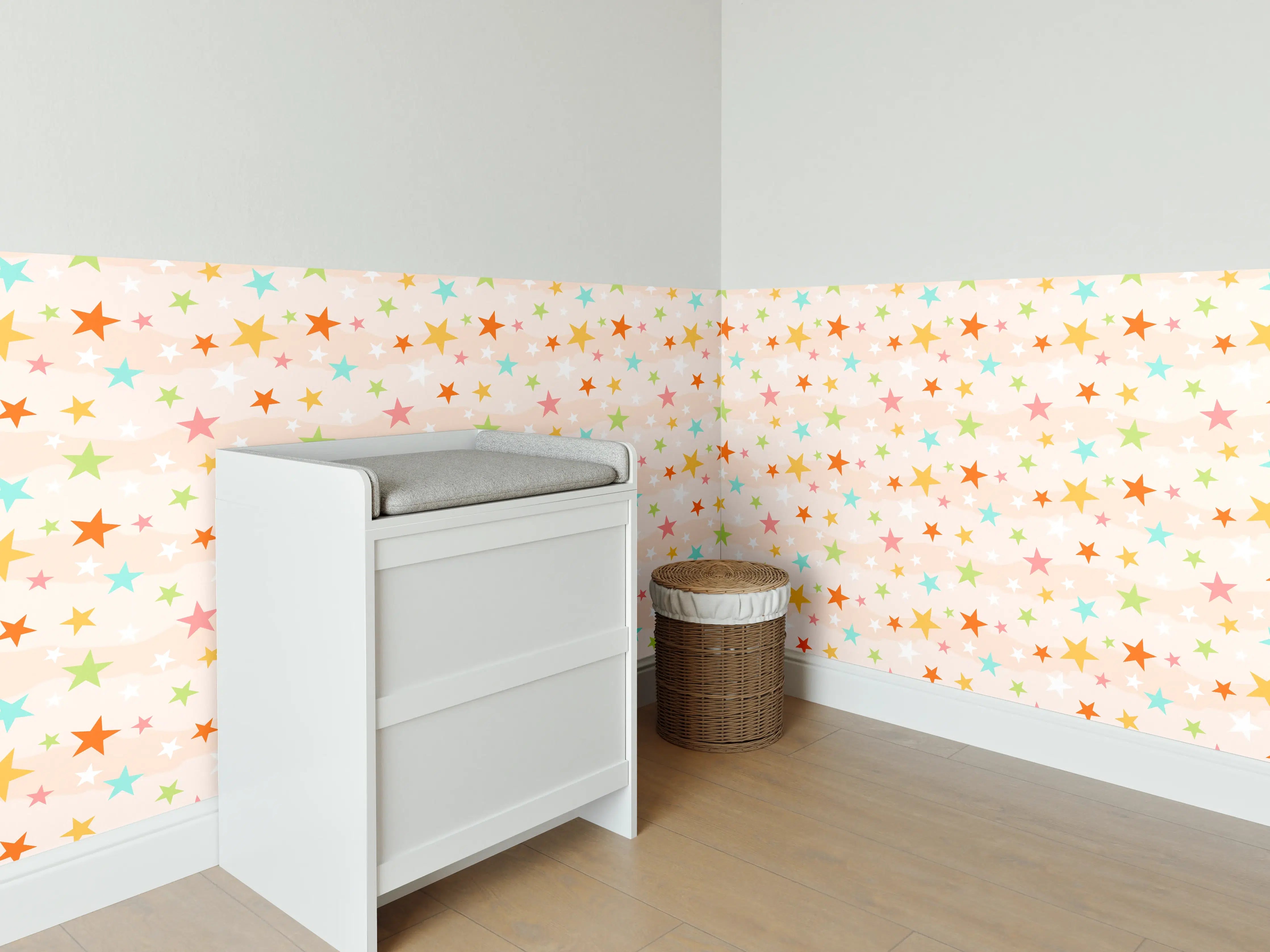Babyzimmer Wandgestaltung - Bunte Sternenmuster auf Pastellhintergrund
