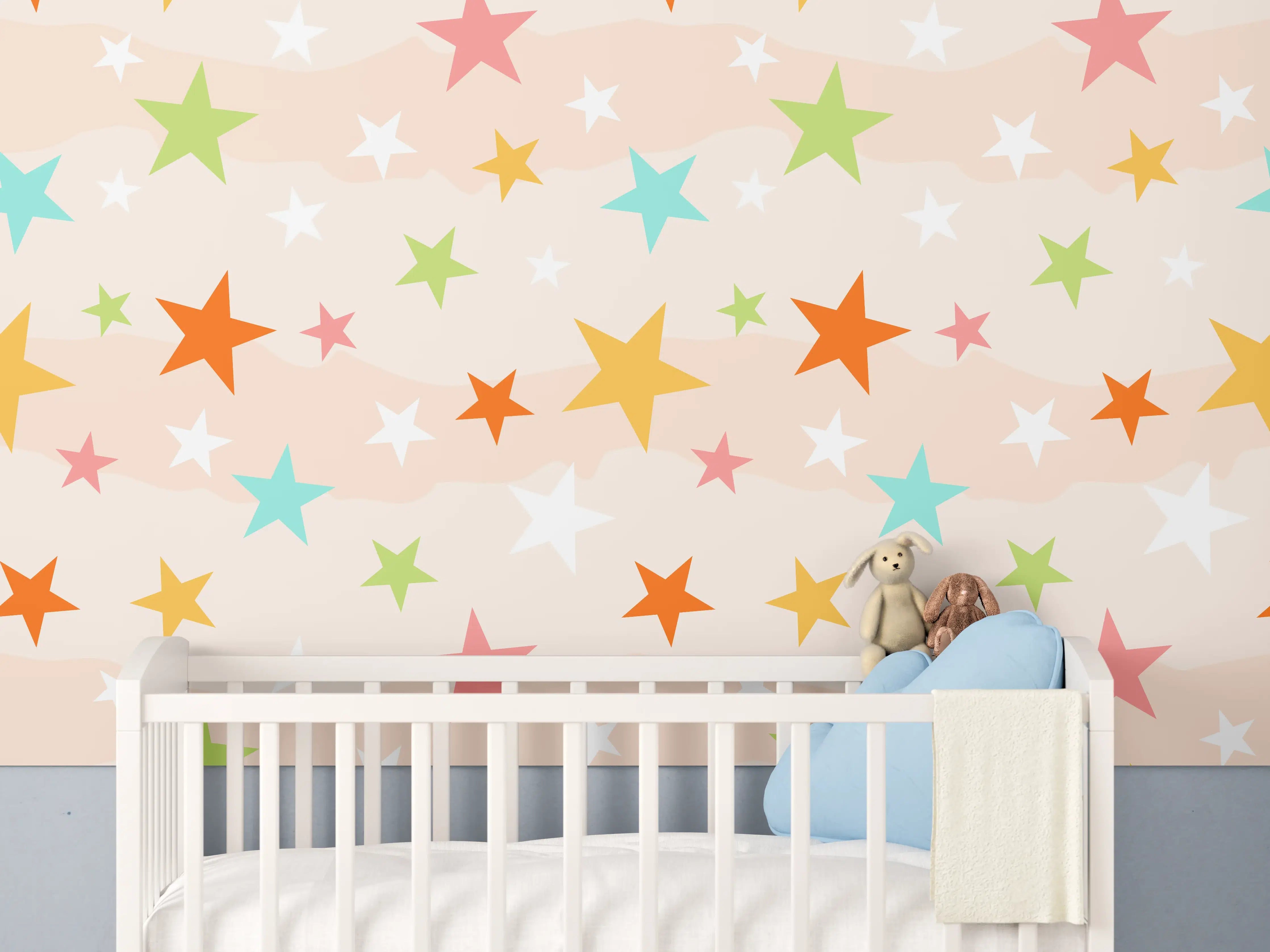 Babyzimmer Wandgestaltung - Bunte Sternenmuster auf pastellfarbenem Hintergrund