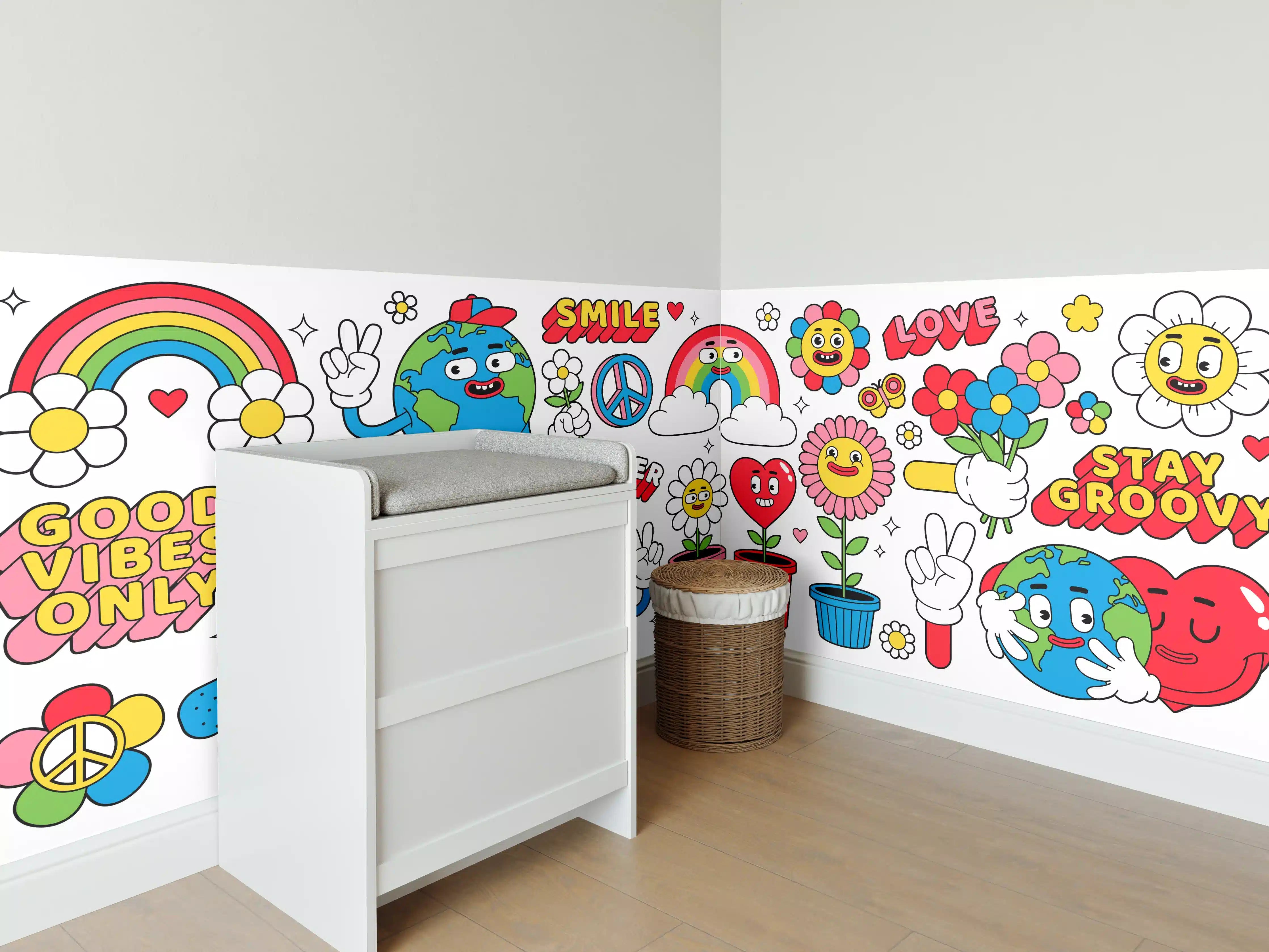 Babyzimmer Wandgestaltung - Bunte Sticker mit positiven Botschaften und Blumen