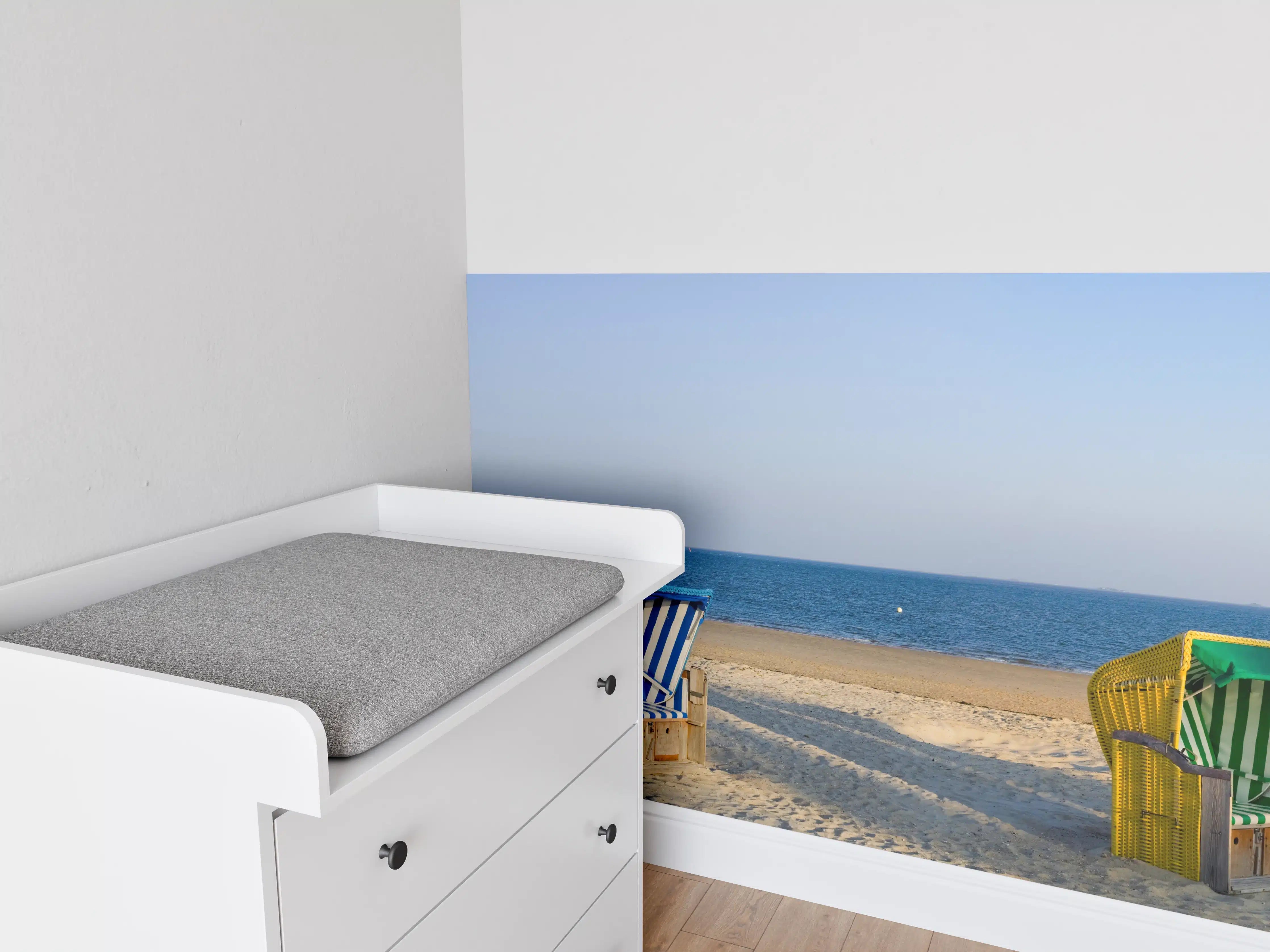 Babyzimmer Wandgestaltung - Bunte Strandkörbe am Meer