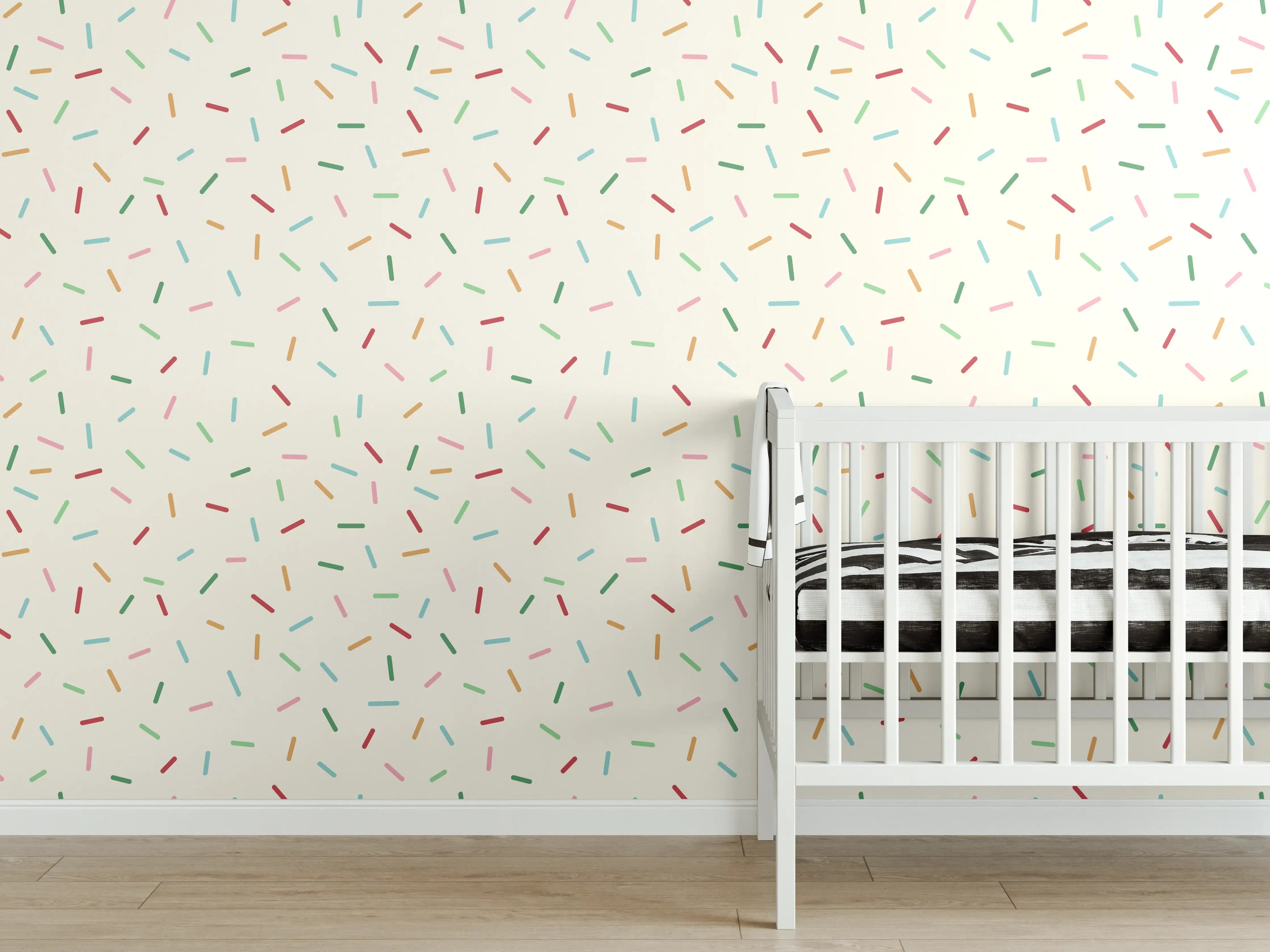 Babyzimmer Wandgestaltung - Bunte Streifen auf hellem Hintergrund