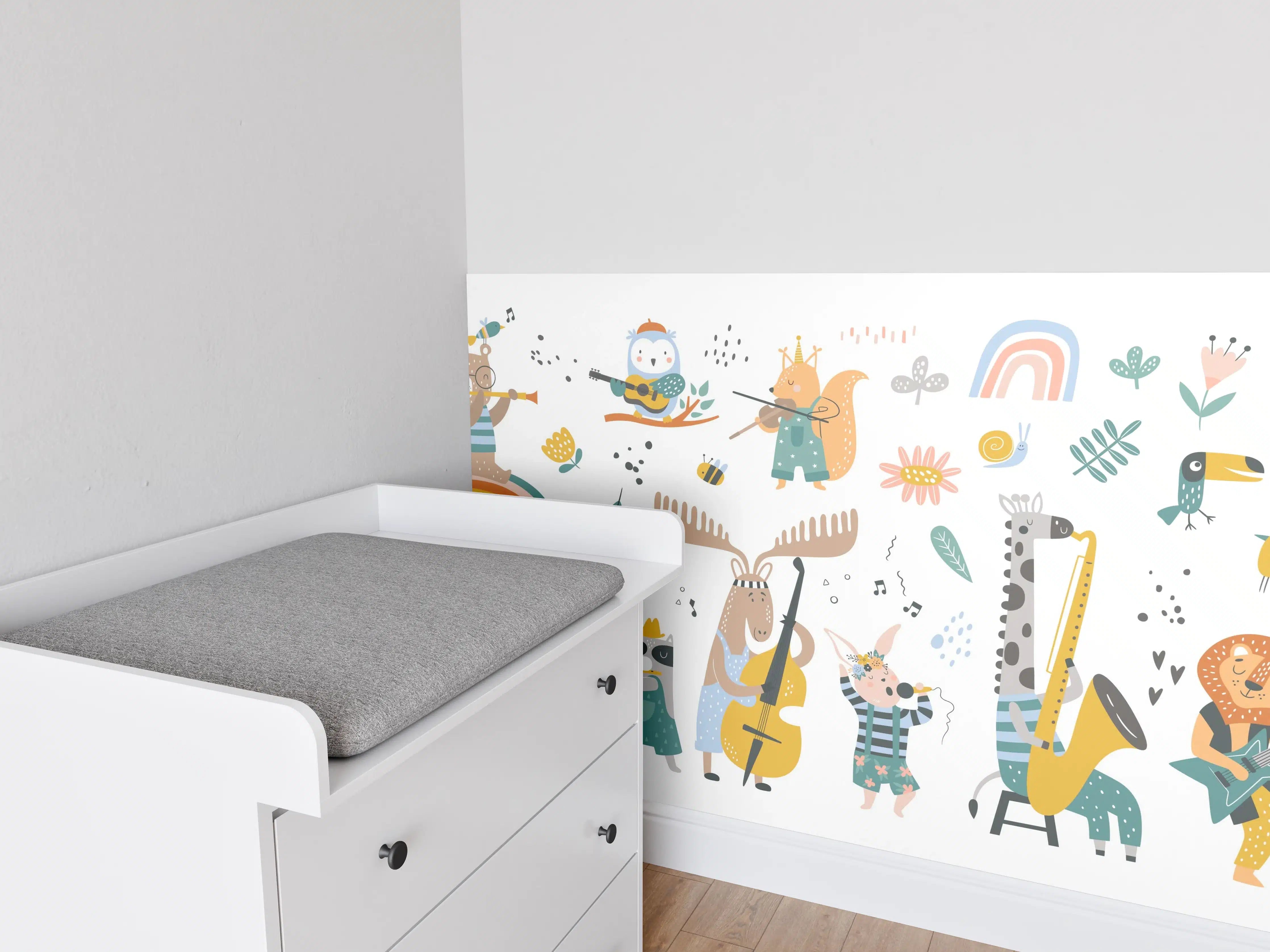 Babyzimmer Wandgestaltung - Bunte Tier- und Instrumenten-Illustration