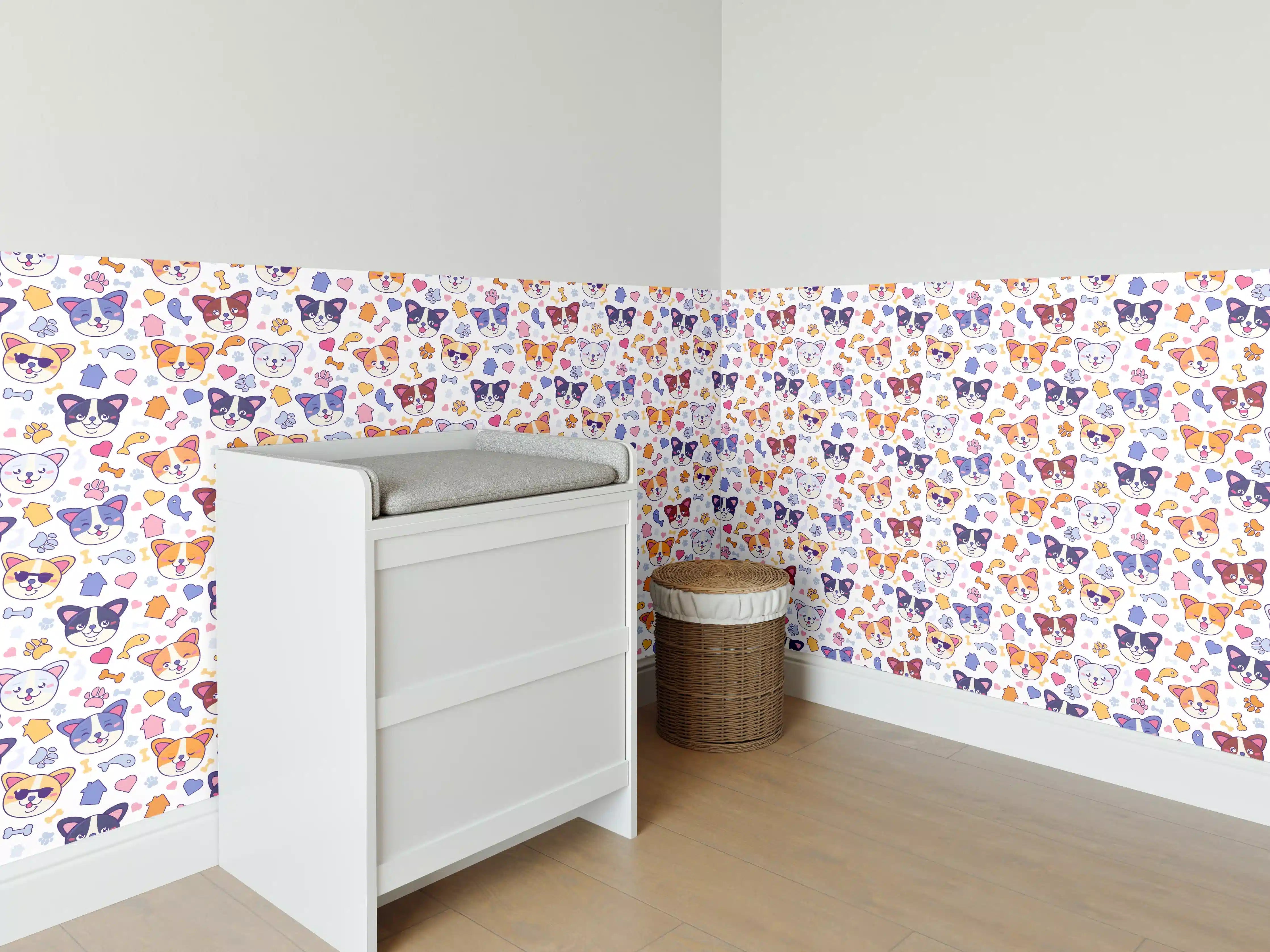 Babyzimmer Wandgestaltung - Bunte Tiermotive mit hellem Hintergrund