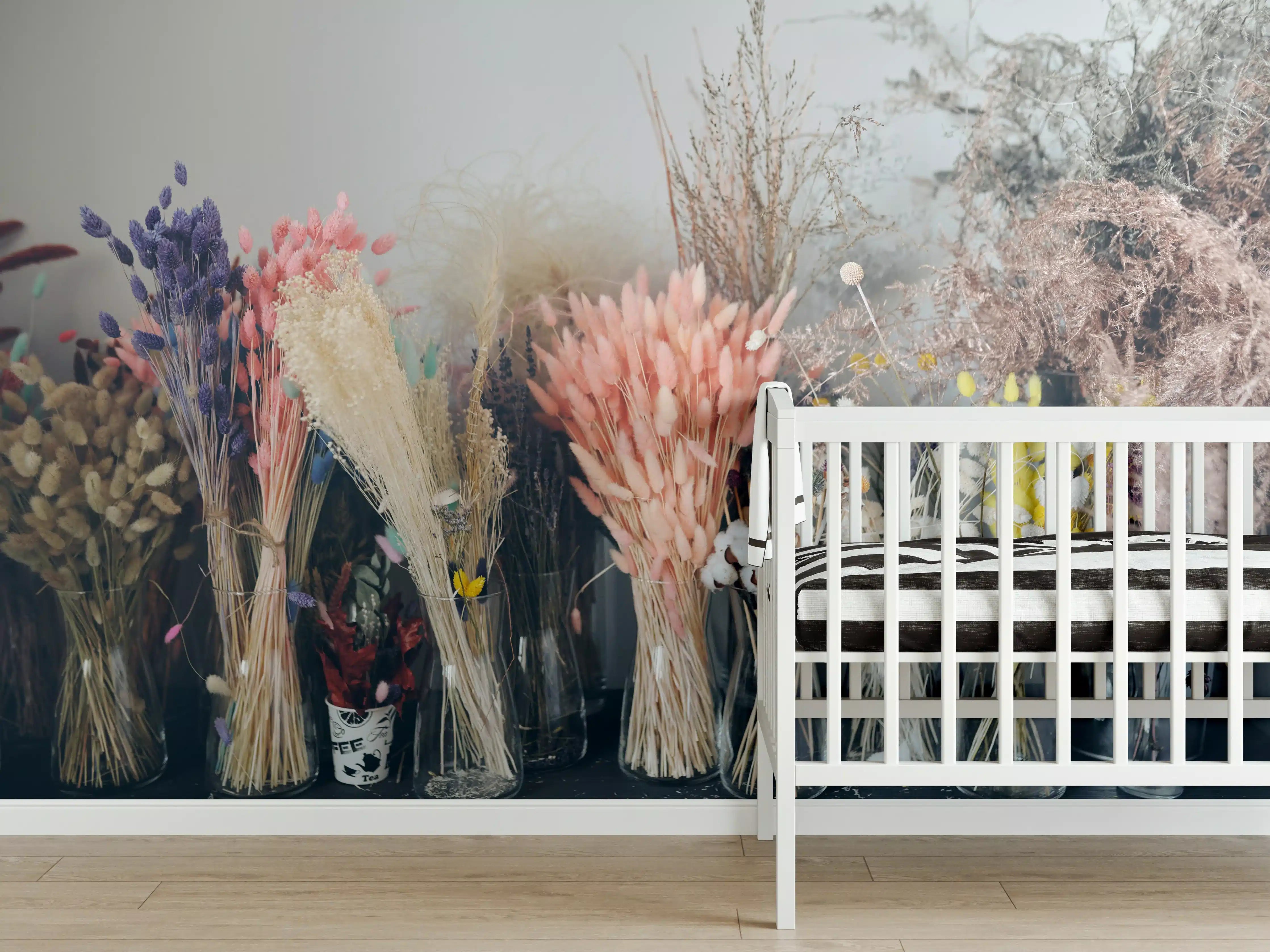 Babyzimmer Wandgestaltung - Bunte Trockenblumen im Regal