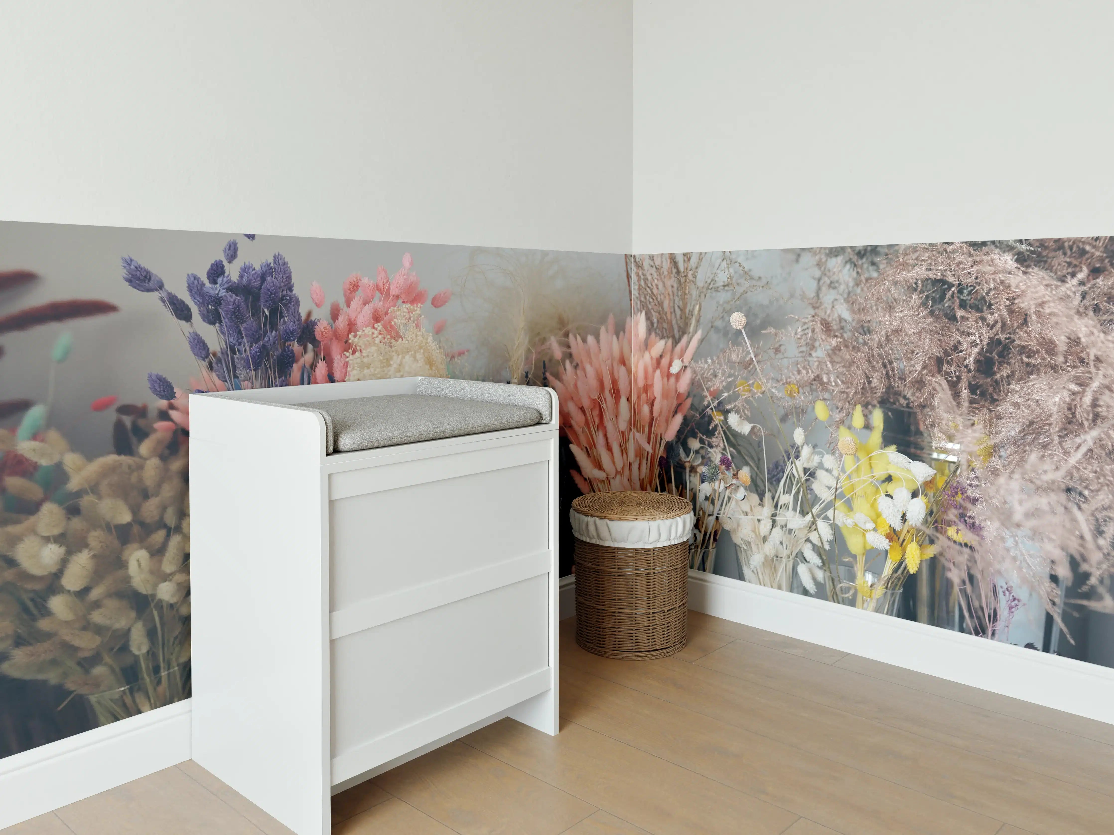 Babyzimmer Wandgestaltung - Bunte Trockenblumen im Regal
