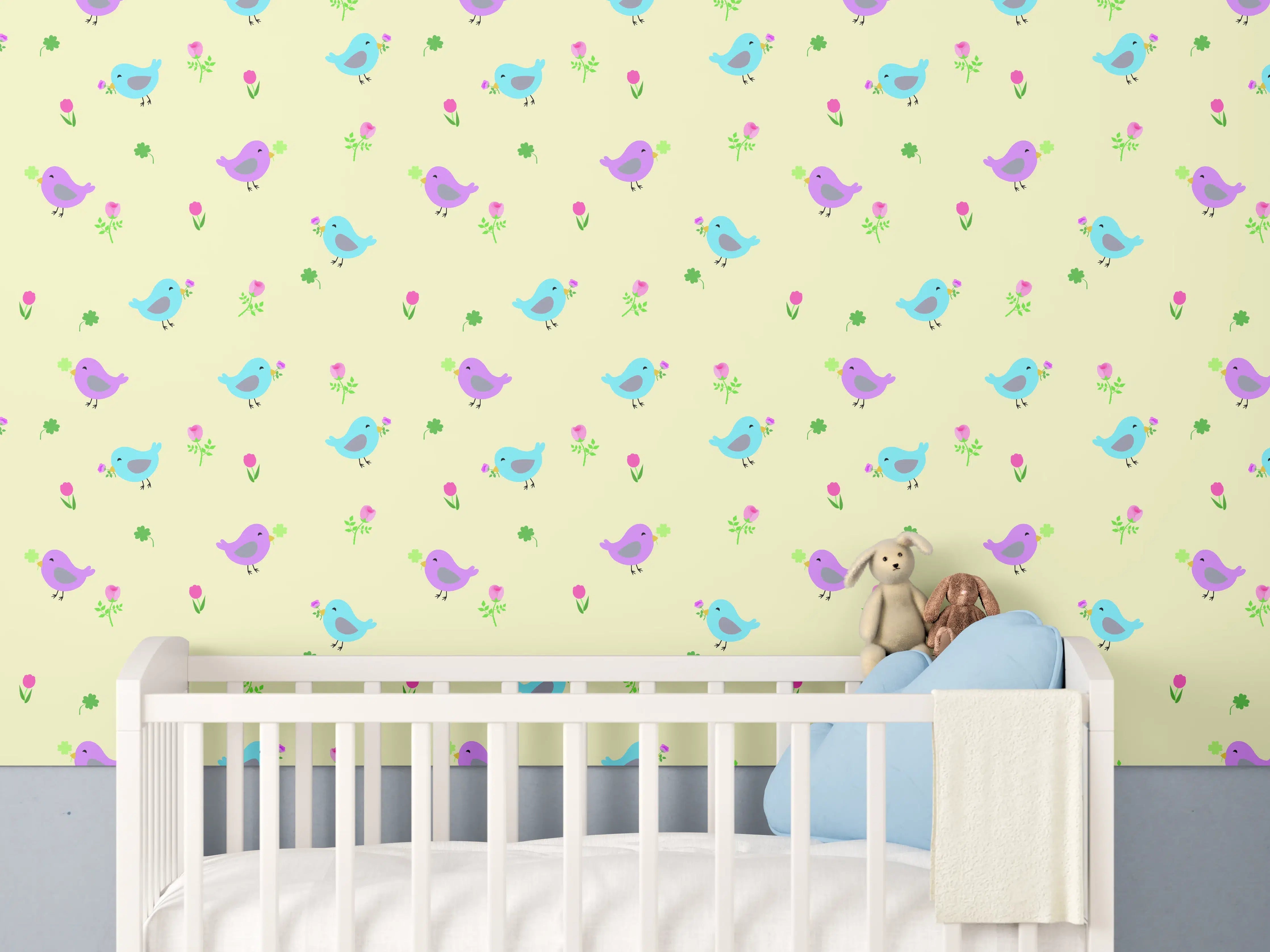Babyzimmer Wandgestaltung - Bunte Vogelmuster auf hellgelbem Hintergrund