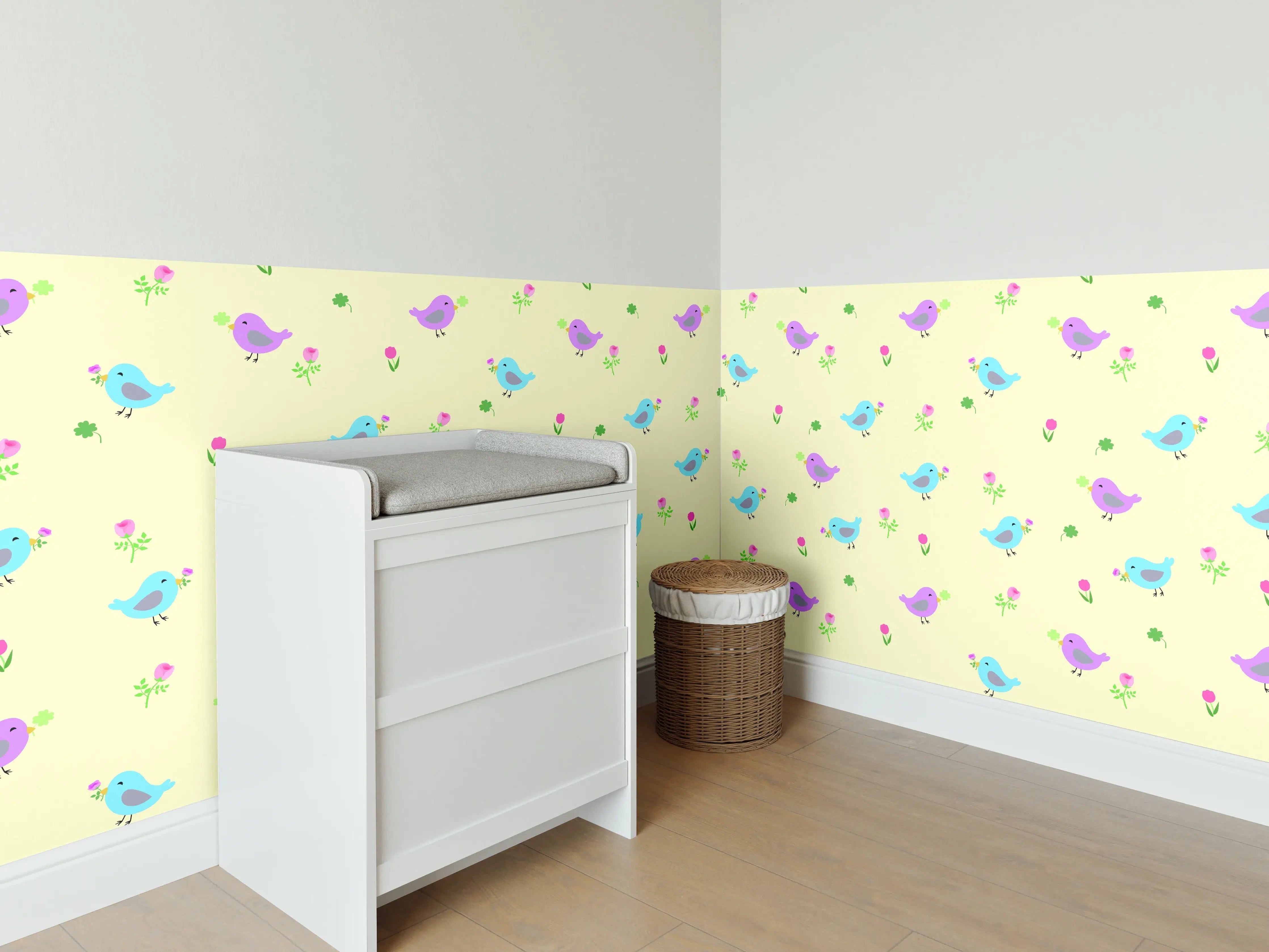 Babyzimmer Wandgestaltung - Bunte Vogelmuster auf hellgelbem Hintergrund
