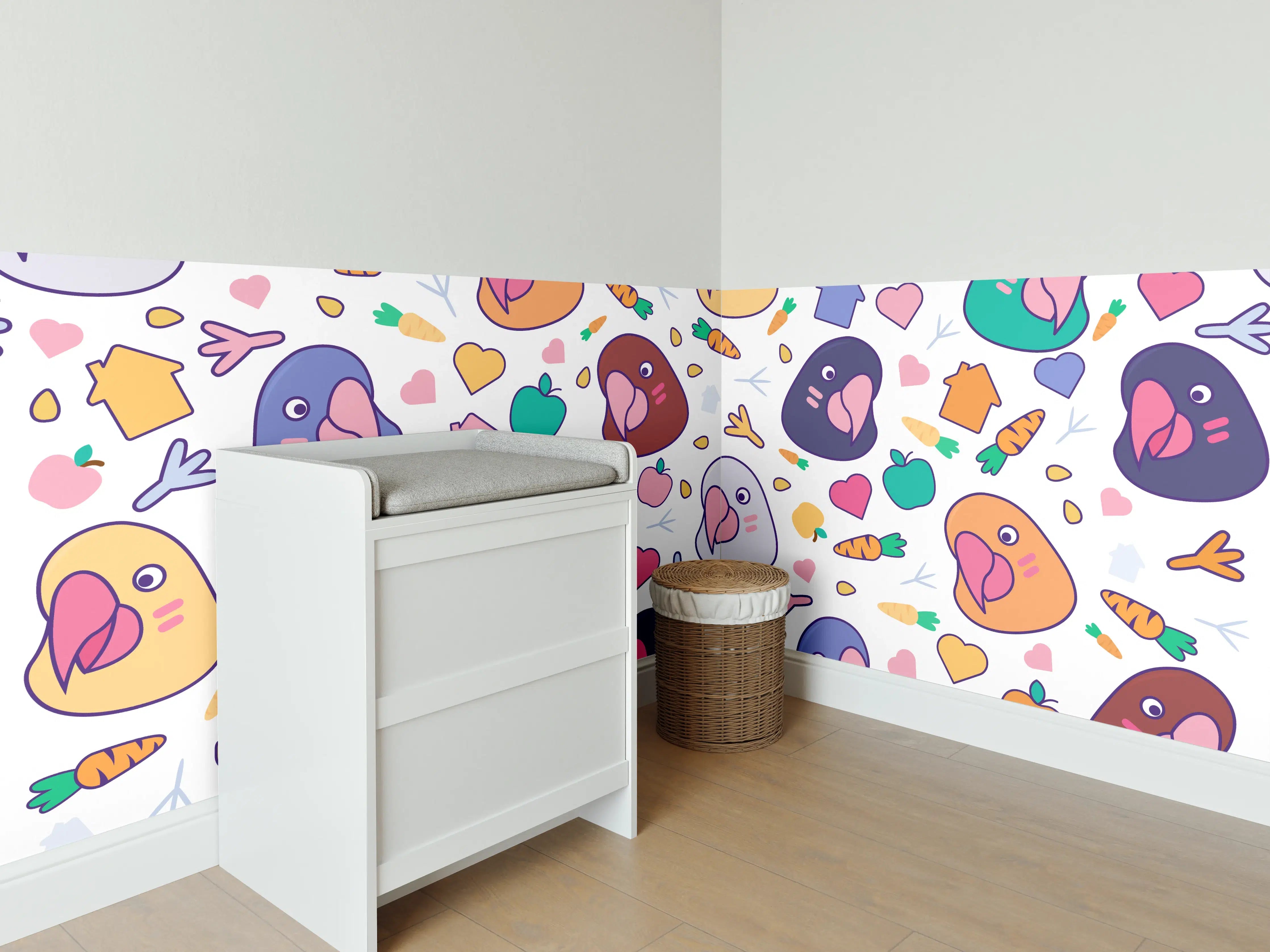 Babyzimmer Wandgestaltung - Bunte Vogelmuster mit Herzen und Karotten auf weißem Hintergrund
