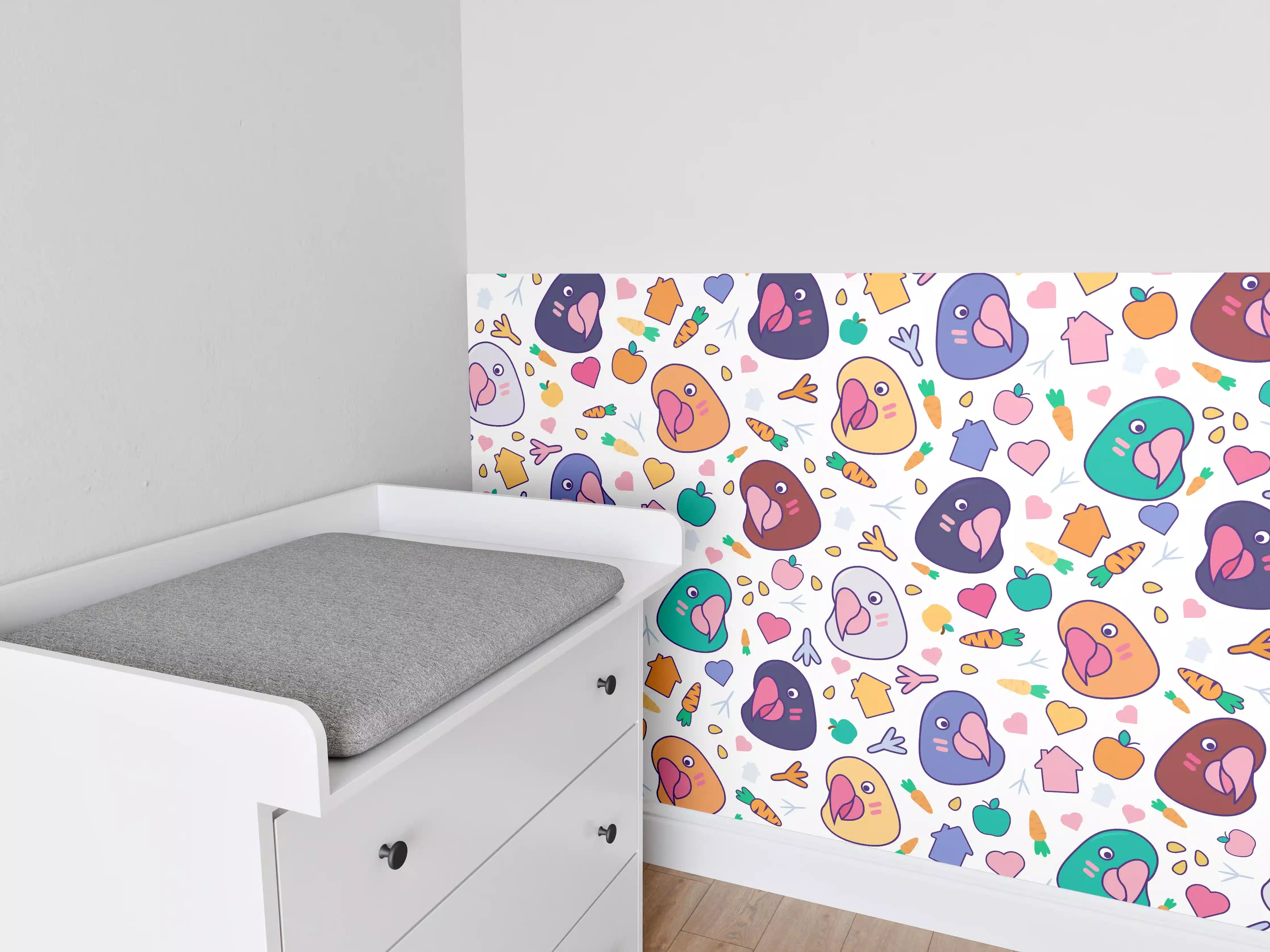 Babyzimmer Wandgestaltung - Bunte Vogelmuster mit Herzen und Karotten auf weißem Hintergrund