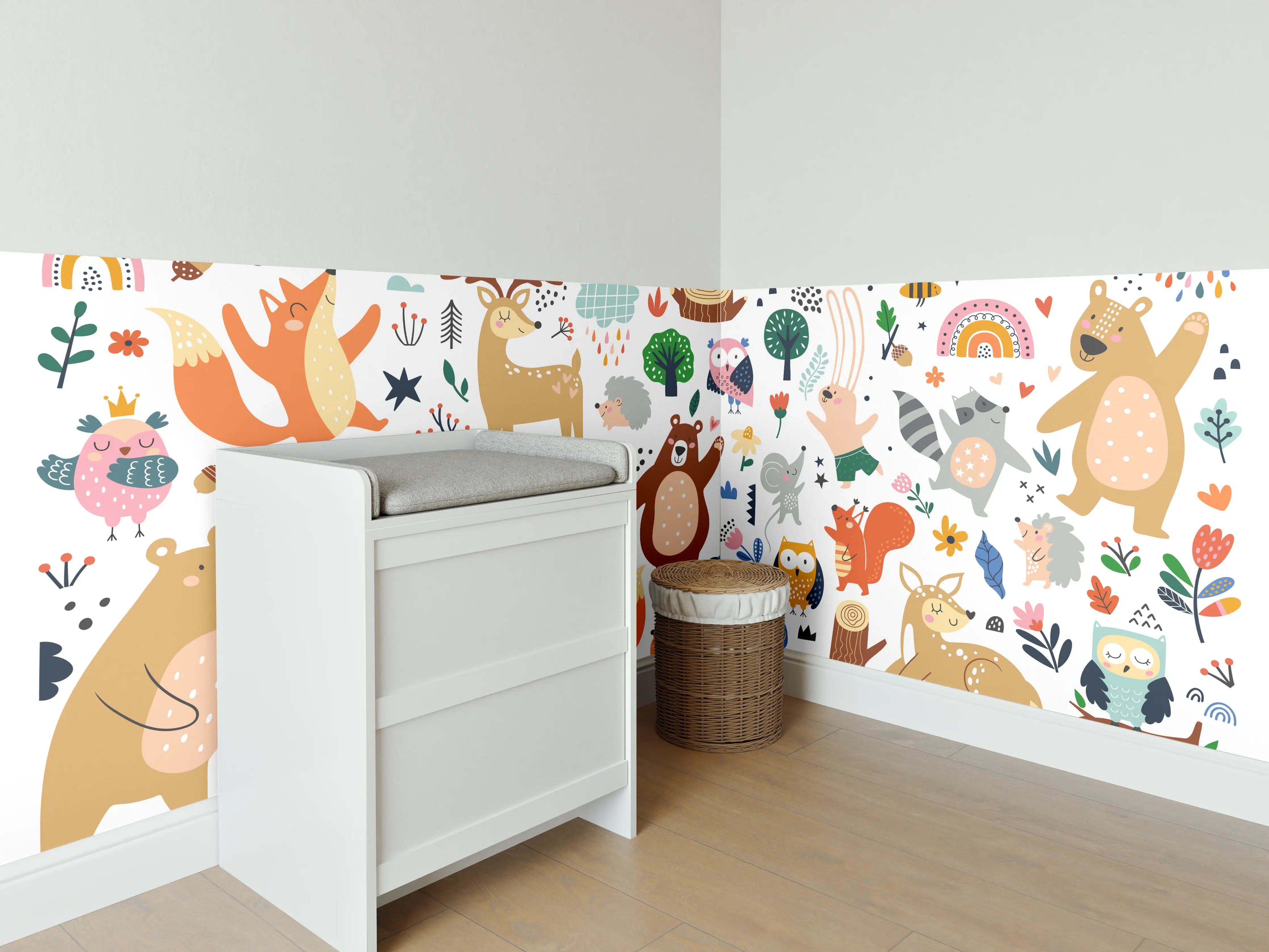 Babyzimmer Wandgestaltung - Bunte Waldtiere in fröhlicher Szenerie