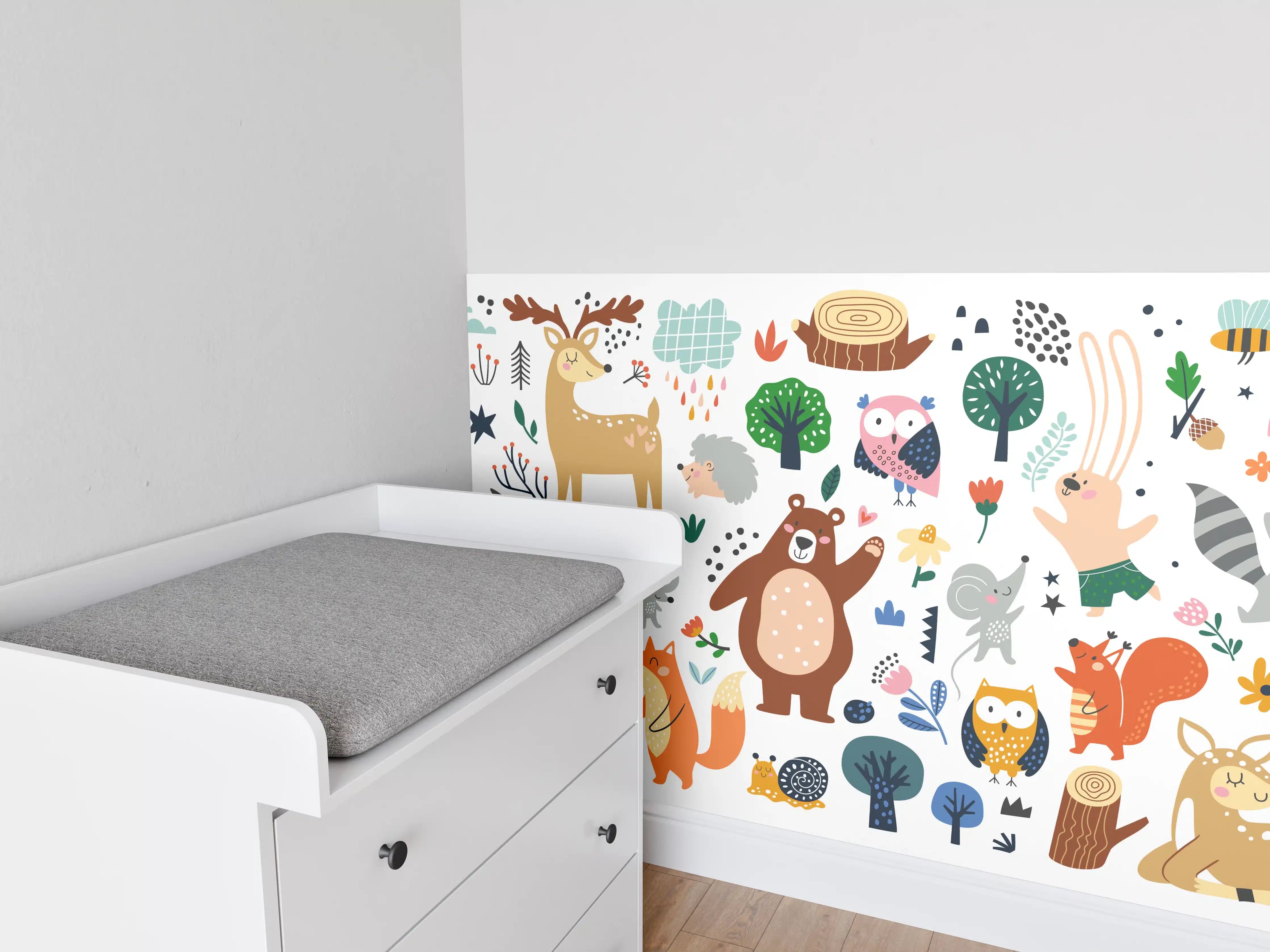 Babyzimmer Wandgestaltung - Bunte Waldtiere in fröhlicher Szenerie