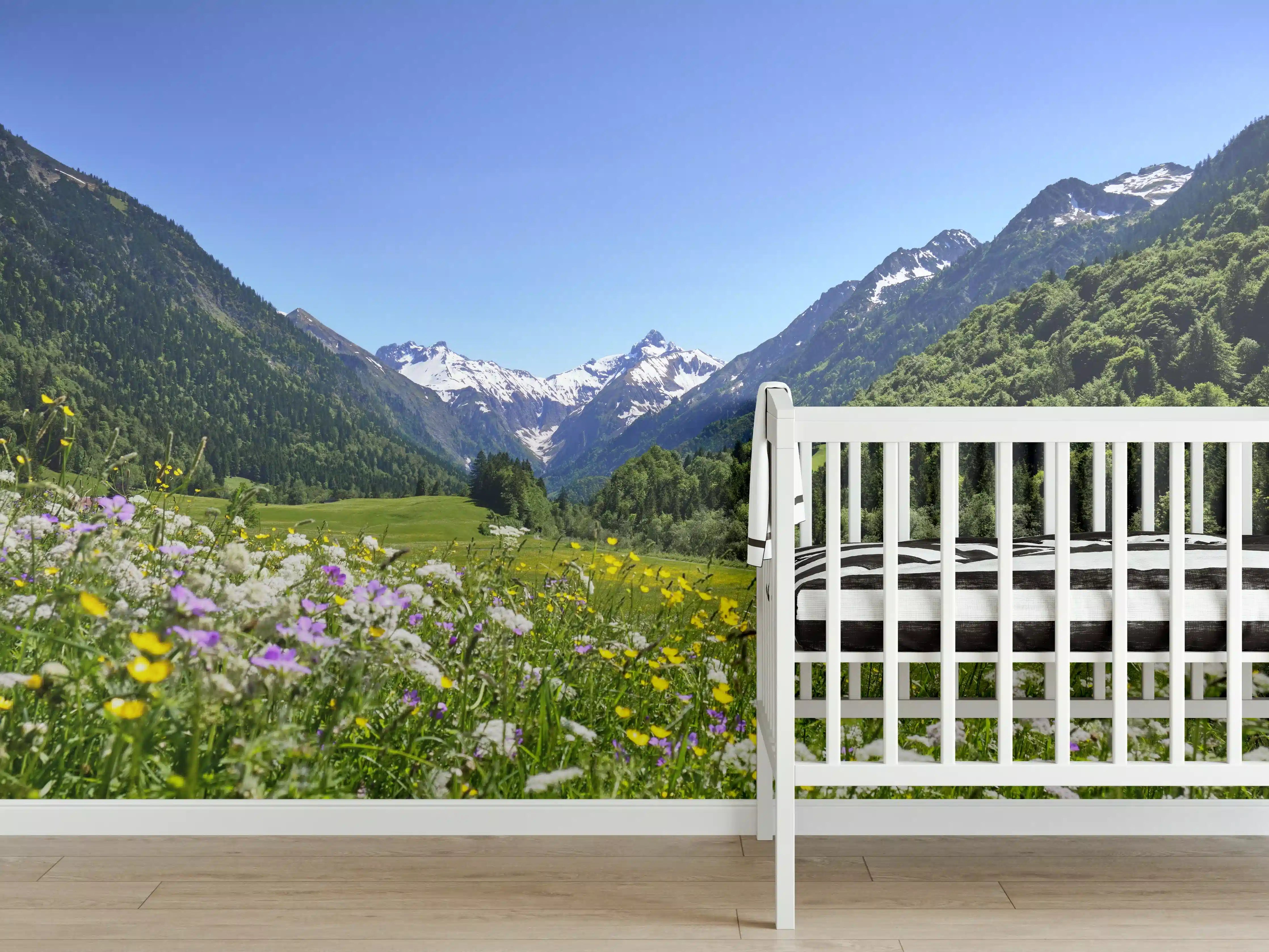 Babyzimmer Wandgestaltung - Bunte Wiese in den Alpen