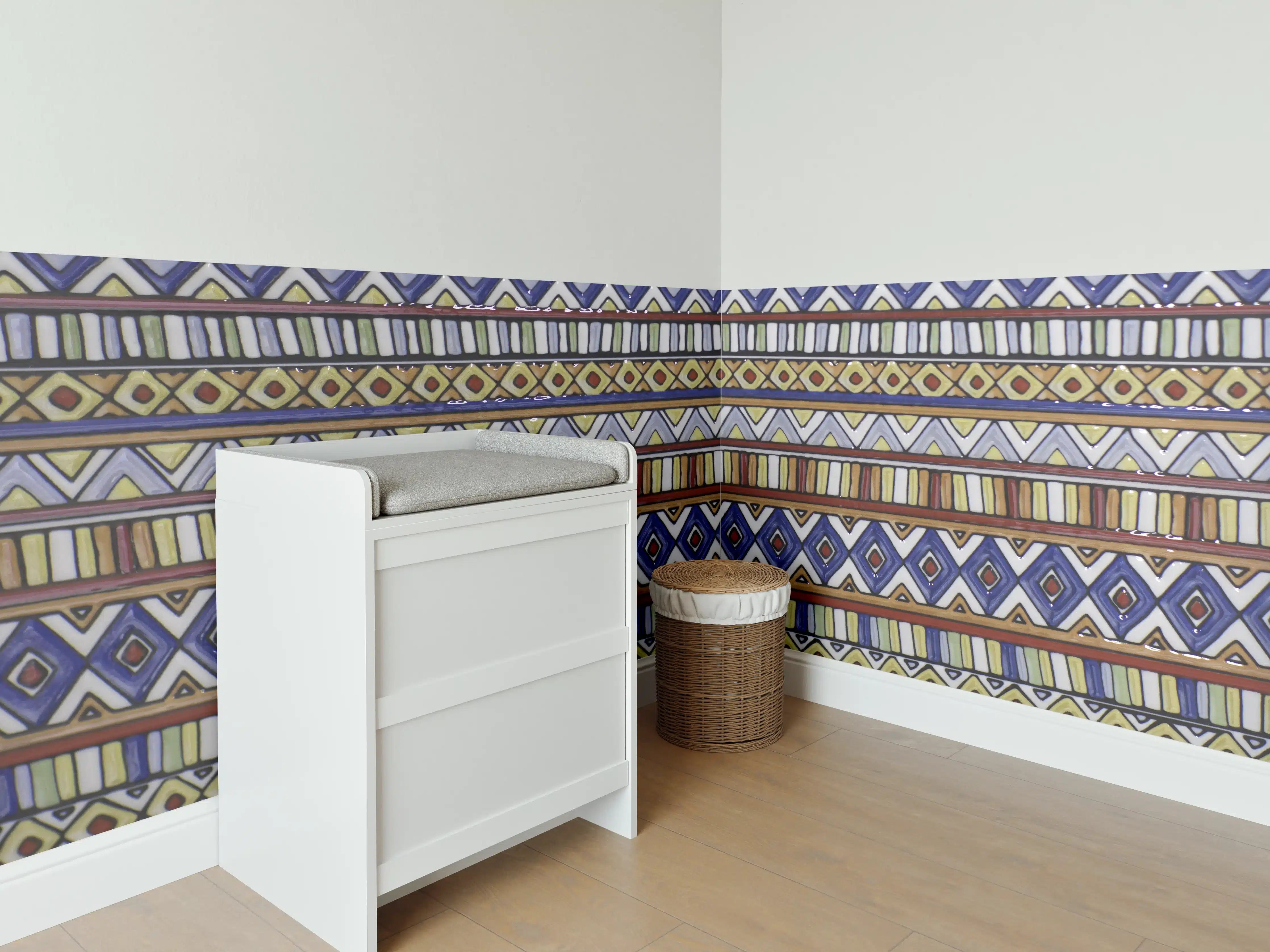 Babyzimmer Wandgestaltung - Bunte afrikanische Stoffe mit geometrischen Mustern