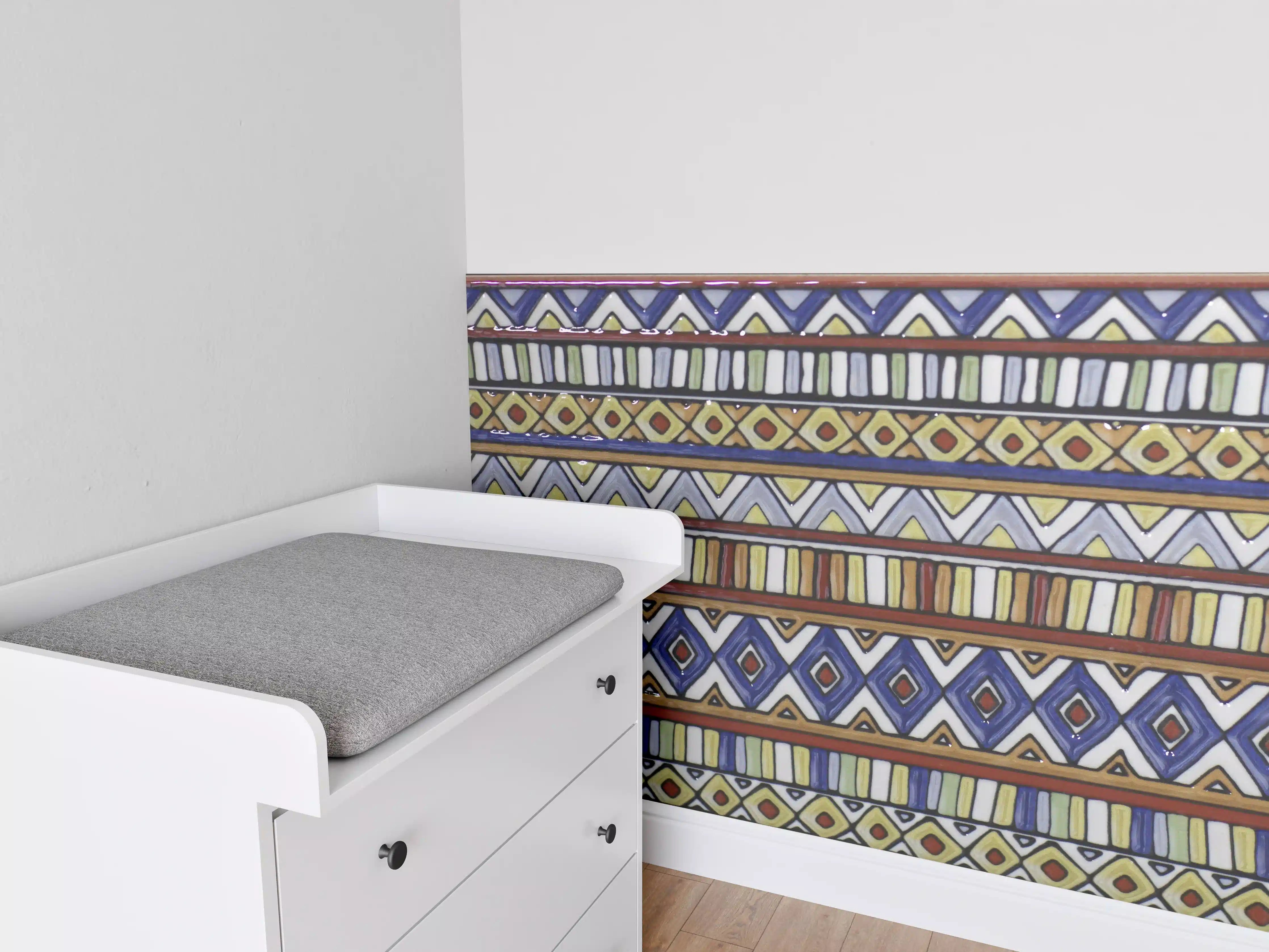 Babyzimmer Wandgestaltung - Bunte afrikanische Stoffe mit geometrischen Mustern