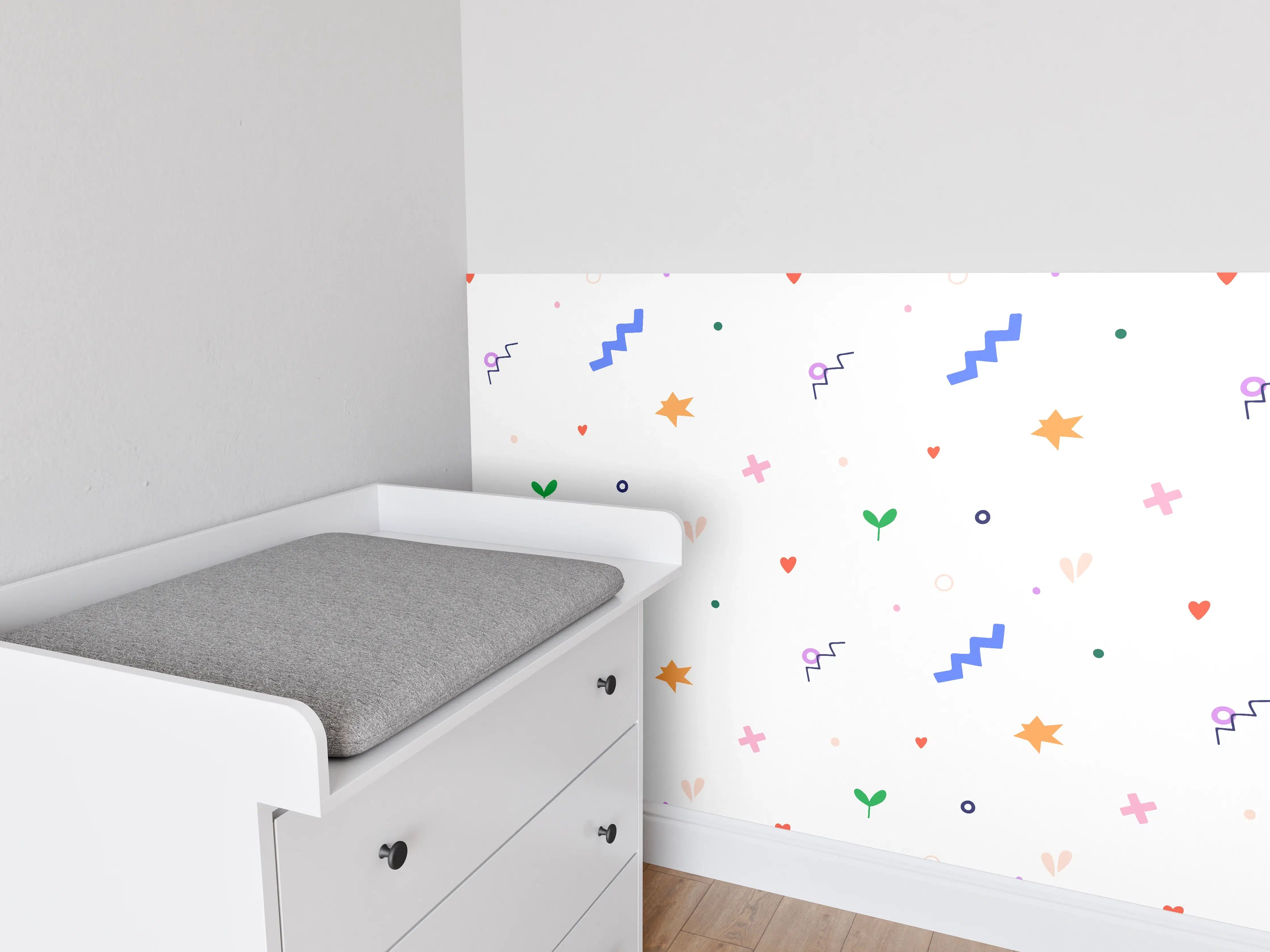 Babyzimmer Wandgestaltung - Bunte, verspielte Muster mit kleinen Herz- und Sternmotiven