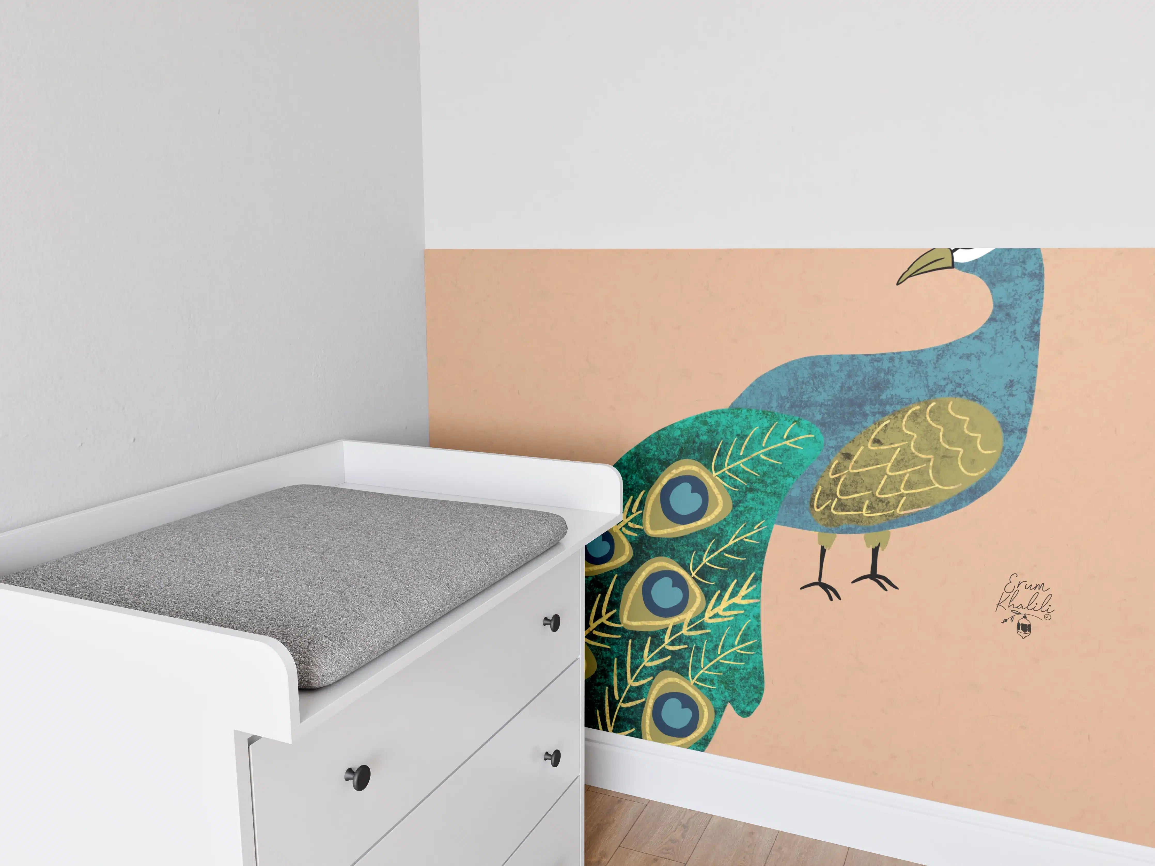 Babyzimmer Wandgestaltung - Bunter Pfauenvogel auf rosafarbenem Hintergrund
