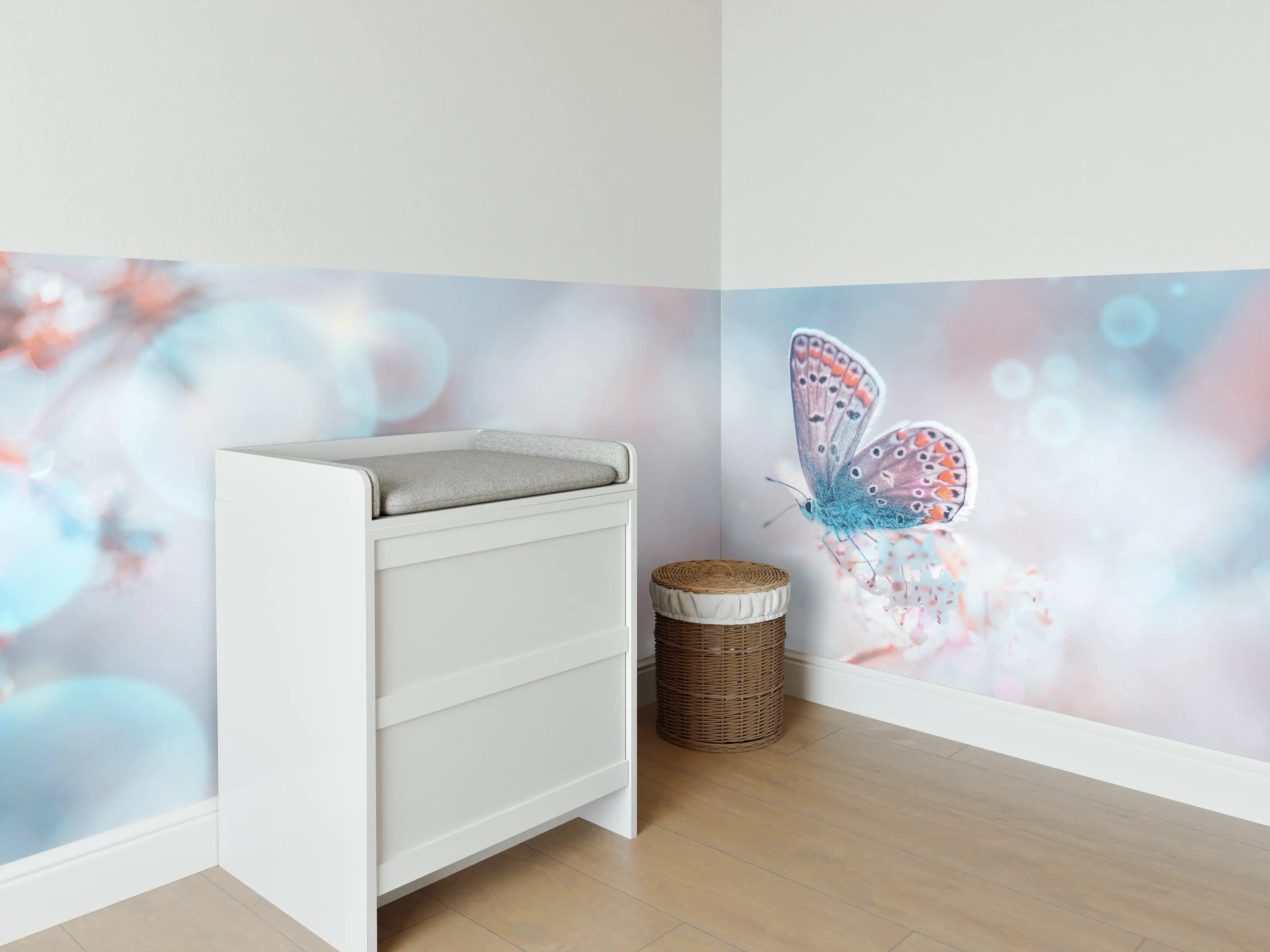 Babyzimmer Wandgestaltung - Bunter Schmetterling im Blütenmeer