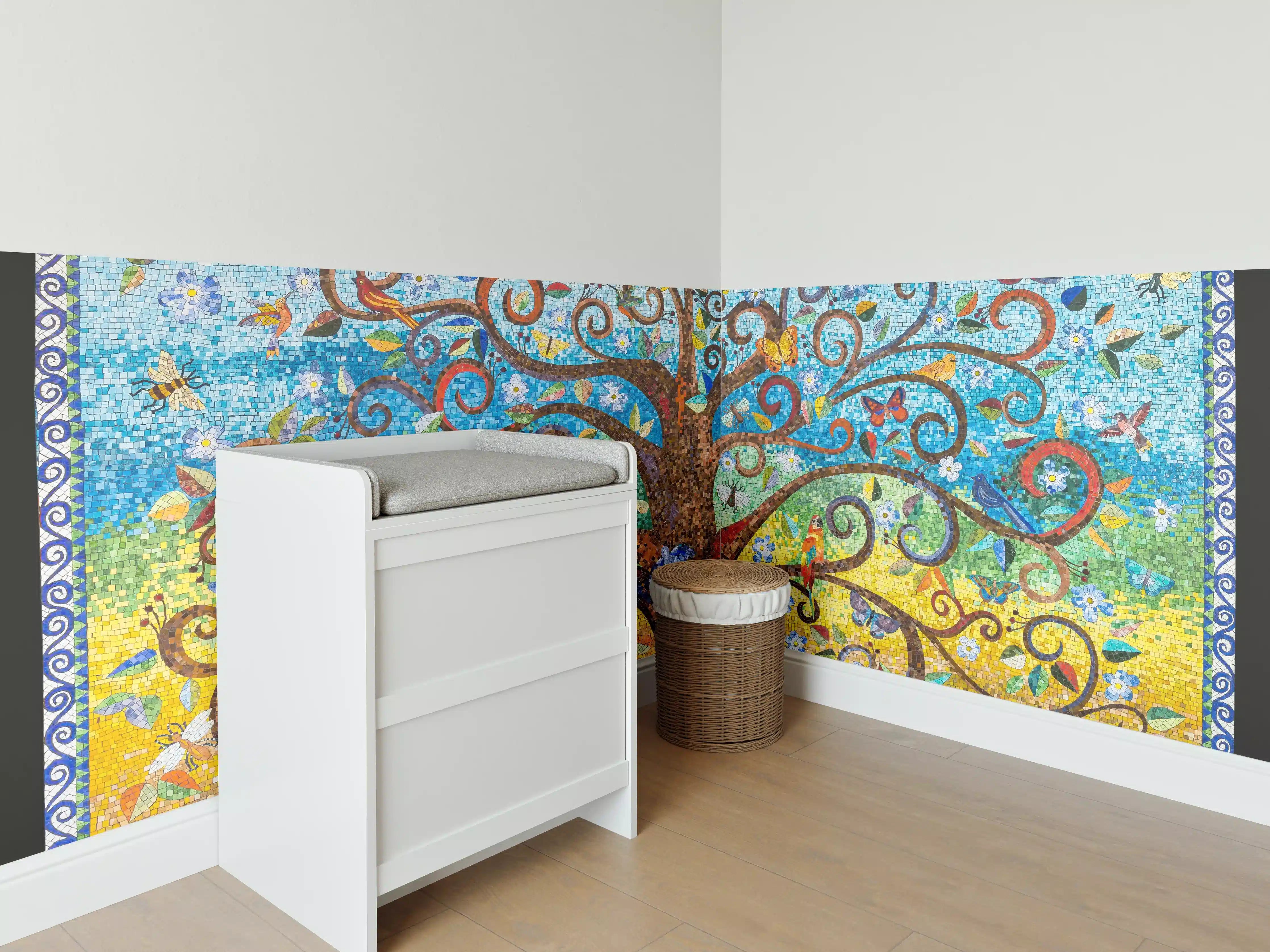 Babyzimmer Wandgestaltung - Buntes Baum Mosaik Kunstwerk