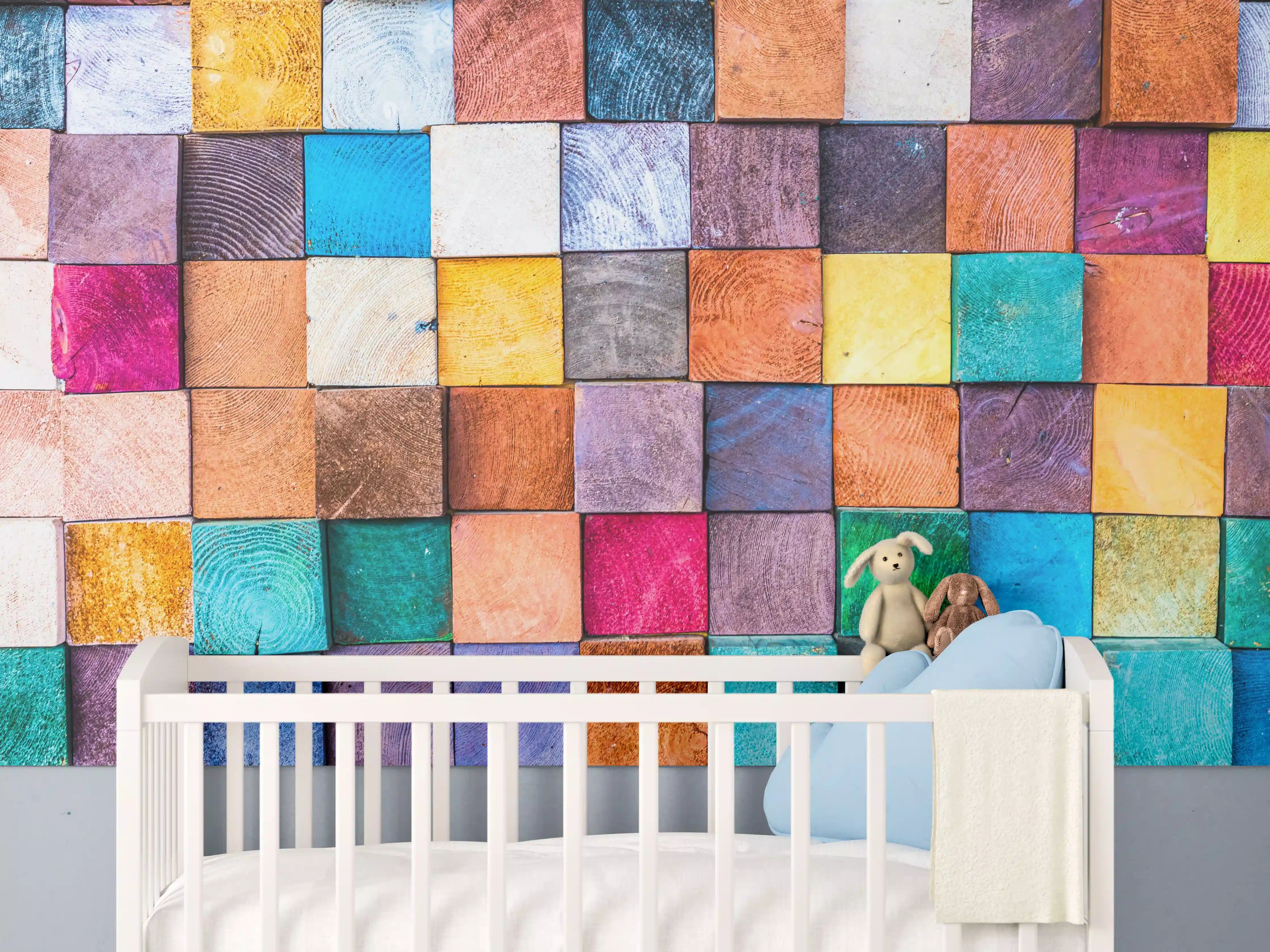 Babyzimmer Wandgestaltung - Buntes Holzstapelmuster