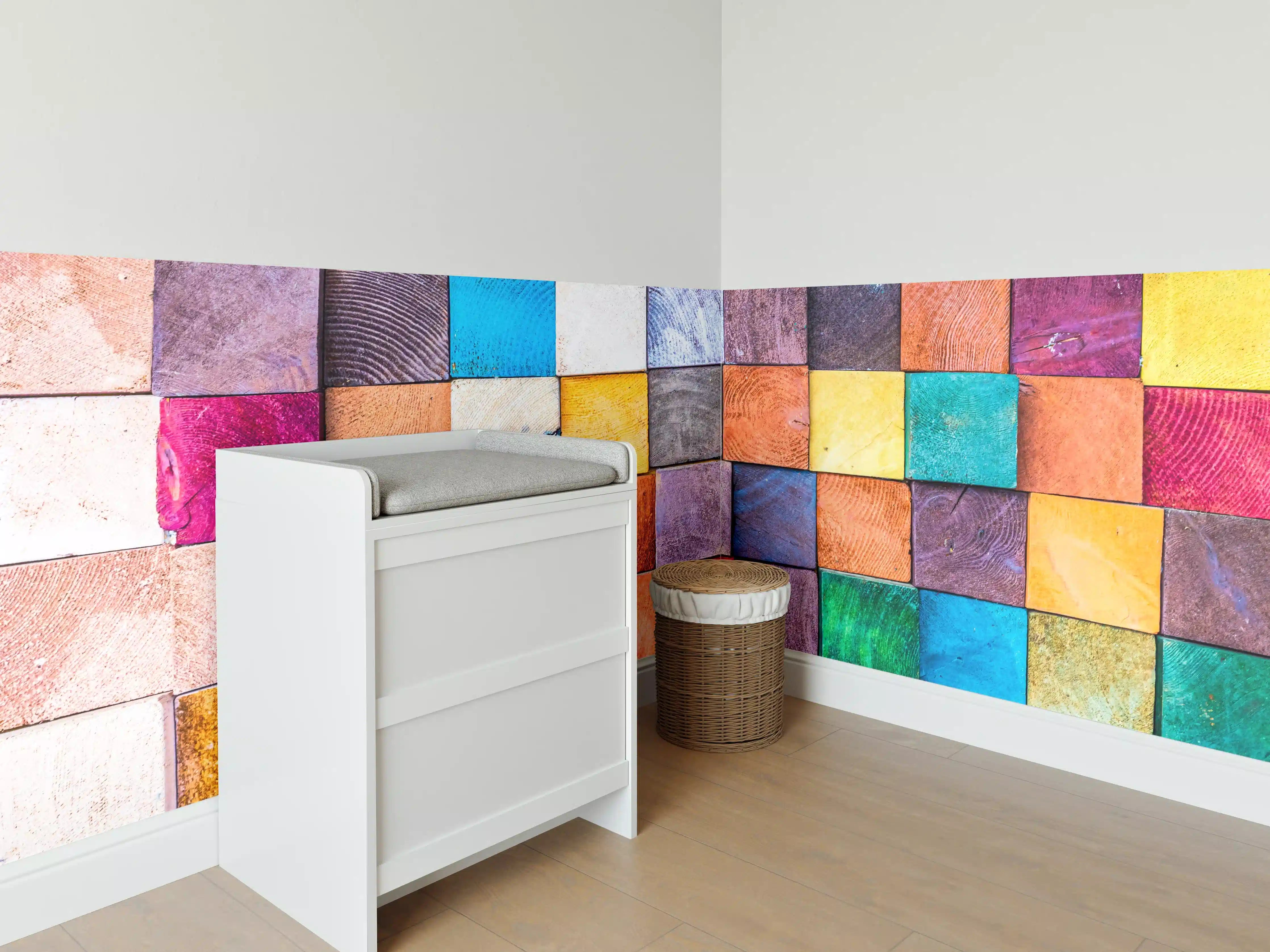 Babyzimmer Wandgestaltung - Buntes Holzstapelmuster