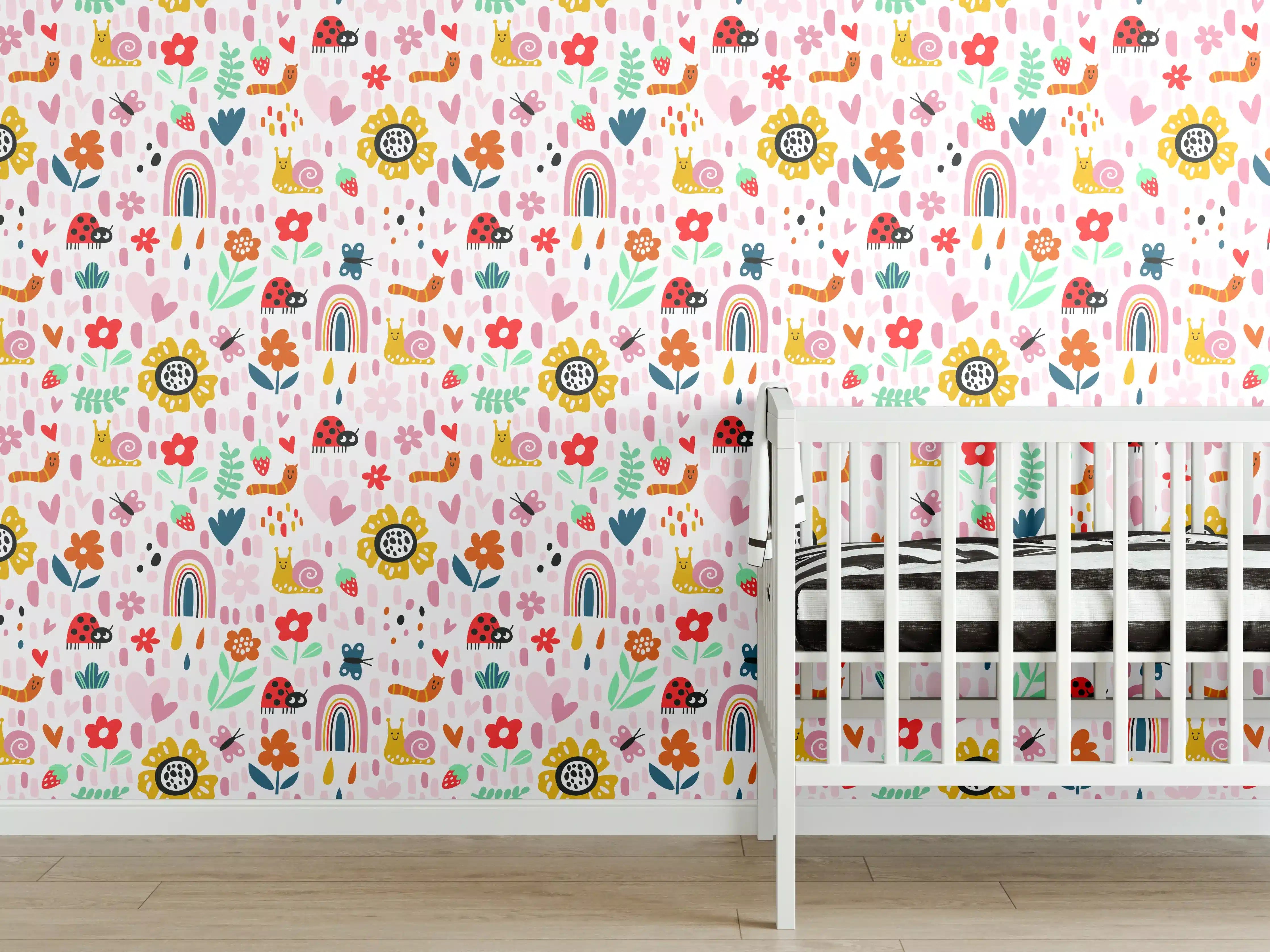 Babyzimmer Wandgestaltung - Buntes Kinder-Design mit Blumen und Regenbögen
