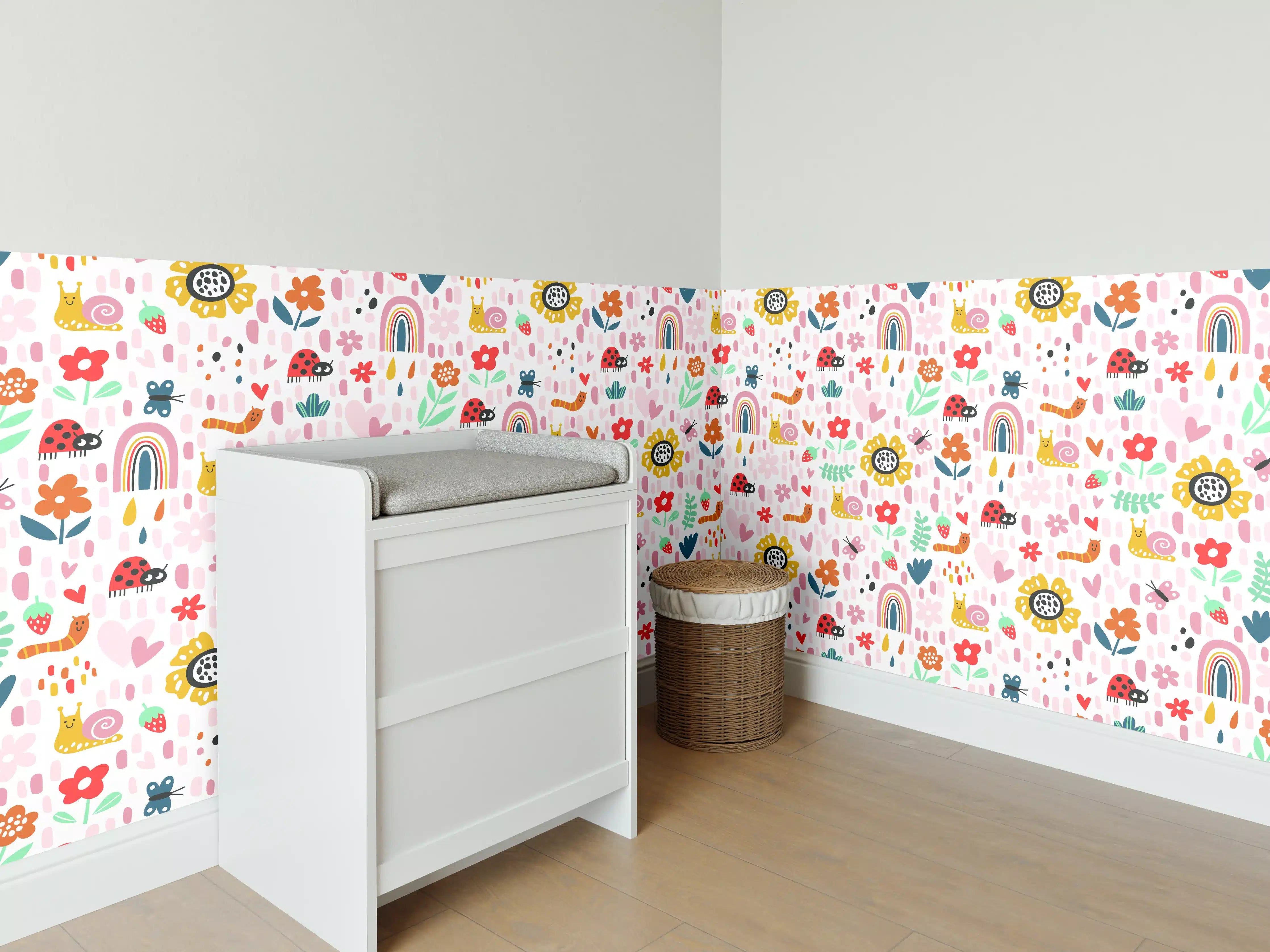 Babyzimmer Wandgestaltung - Buntes Kinder-Design mit Blumen und Regenbögen