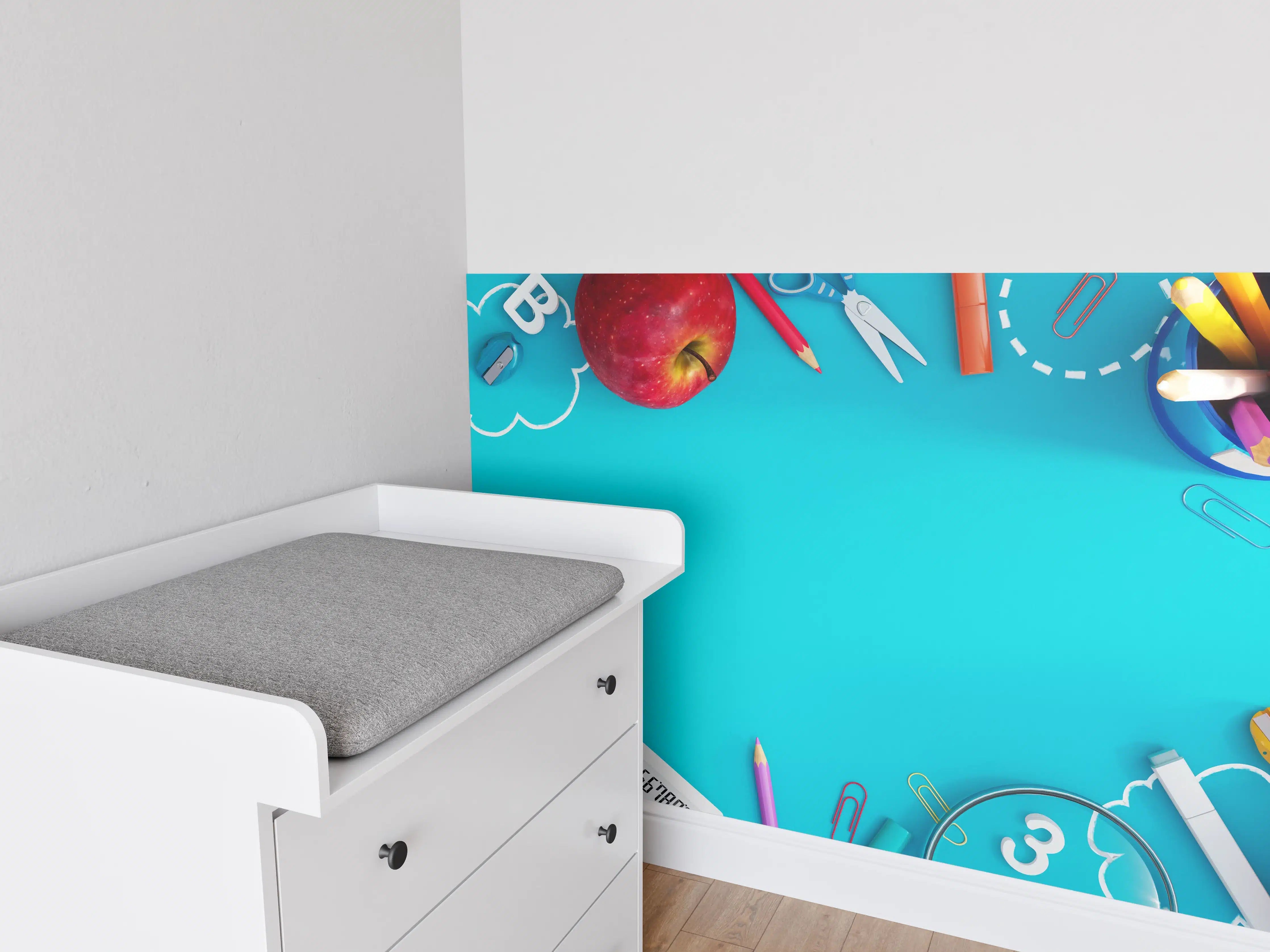 Babyzimmer Wandgestaltung - Buntes Schulmaterial auf Türkis
