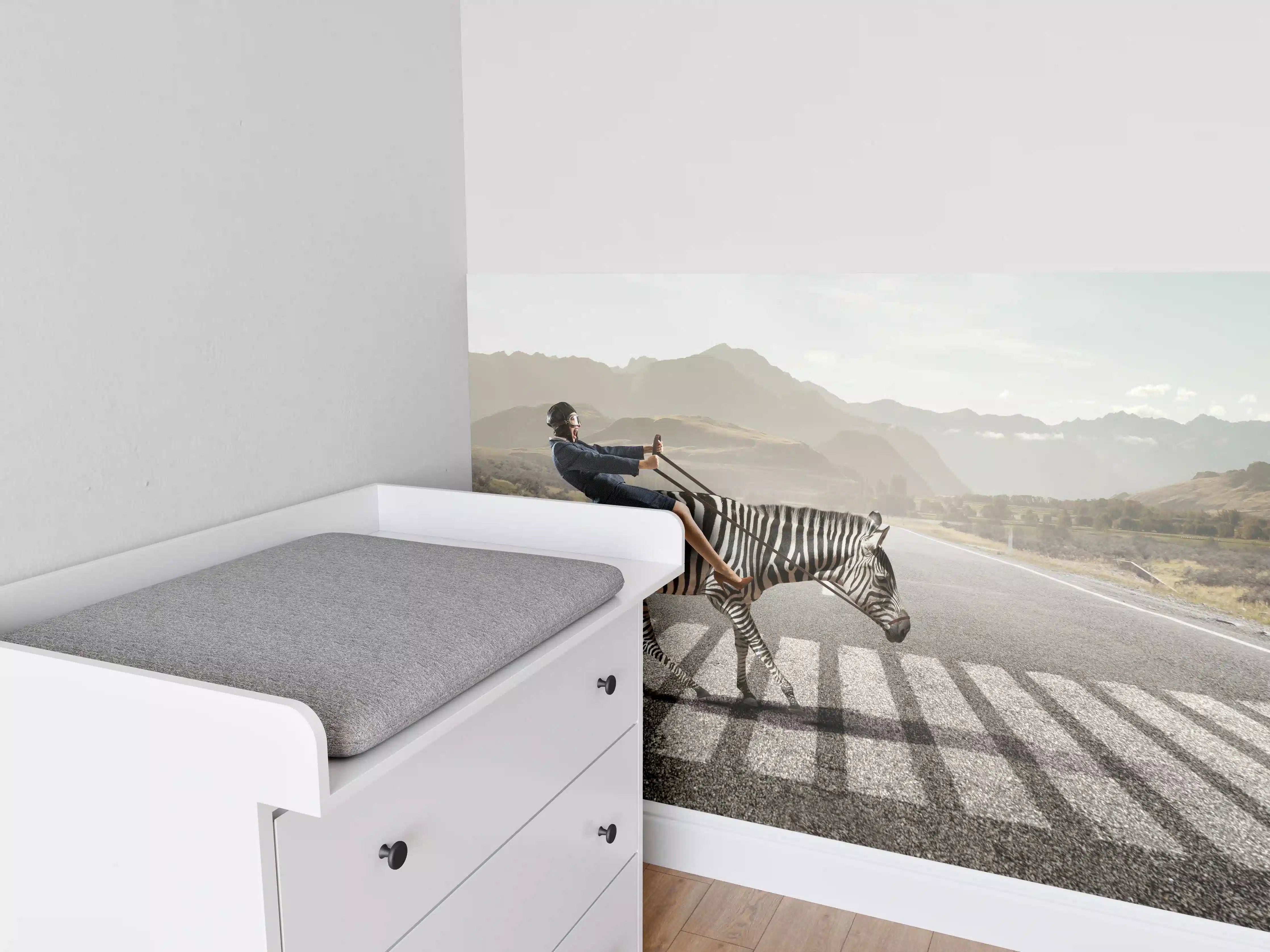Babyzimmer Wandgestaltung - Businesswoman auf Zebra