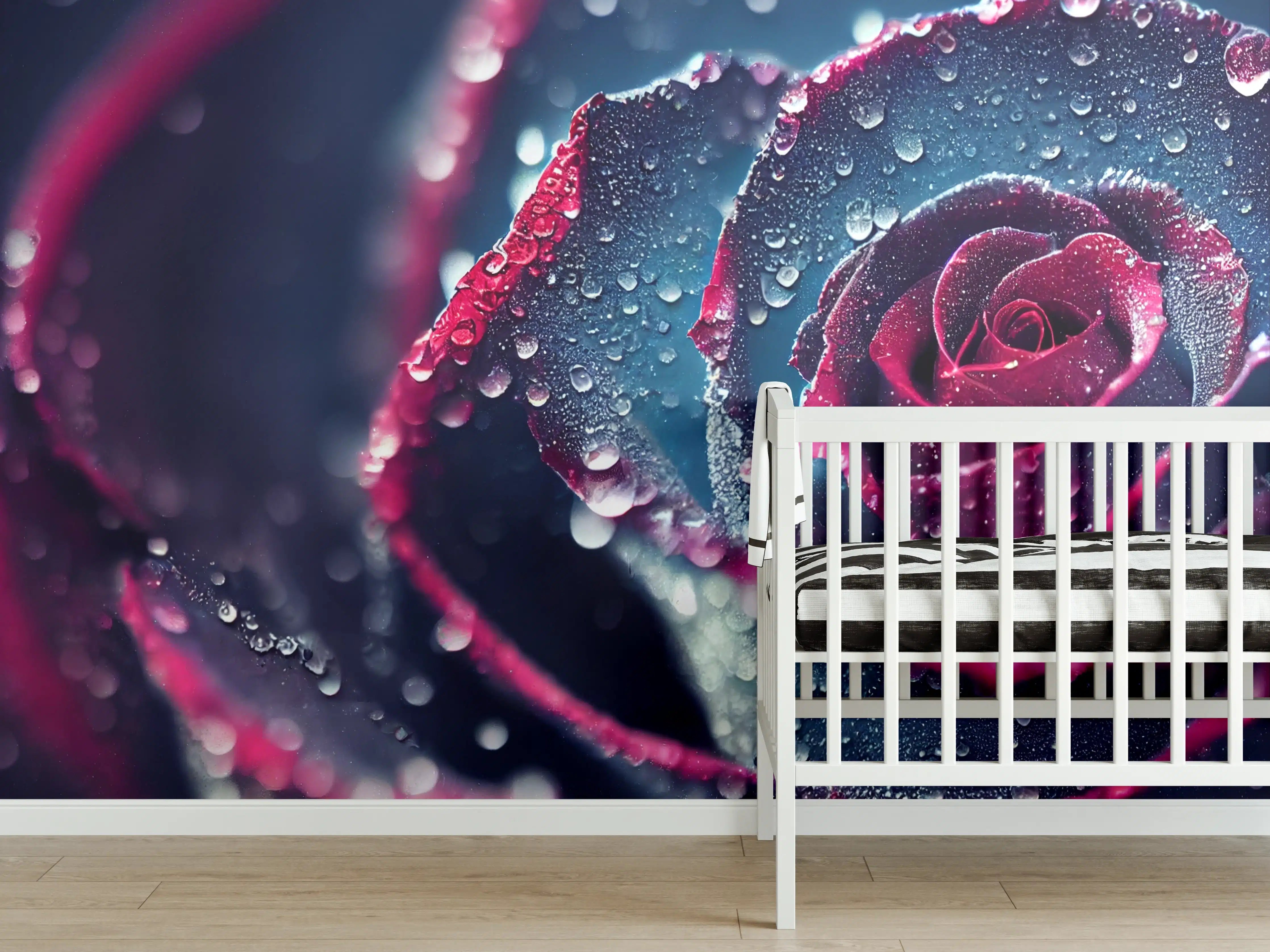 Babyzimmer Wandgestaltung - Detaillierte Nahaufnahme einer dunklen Rose mit Wassertröpfchen