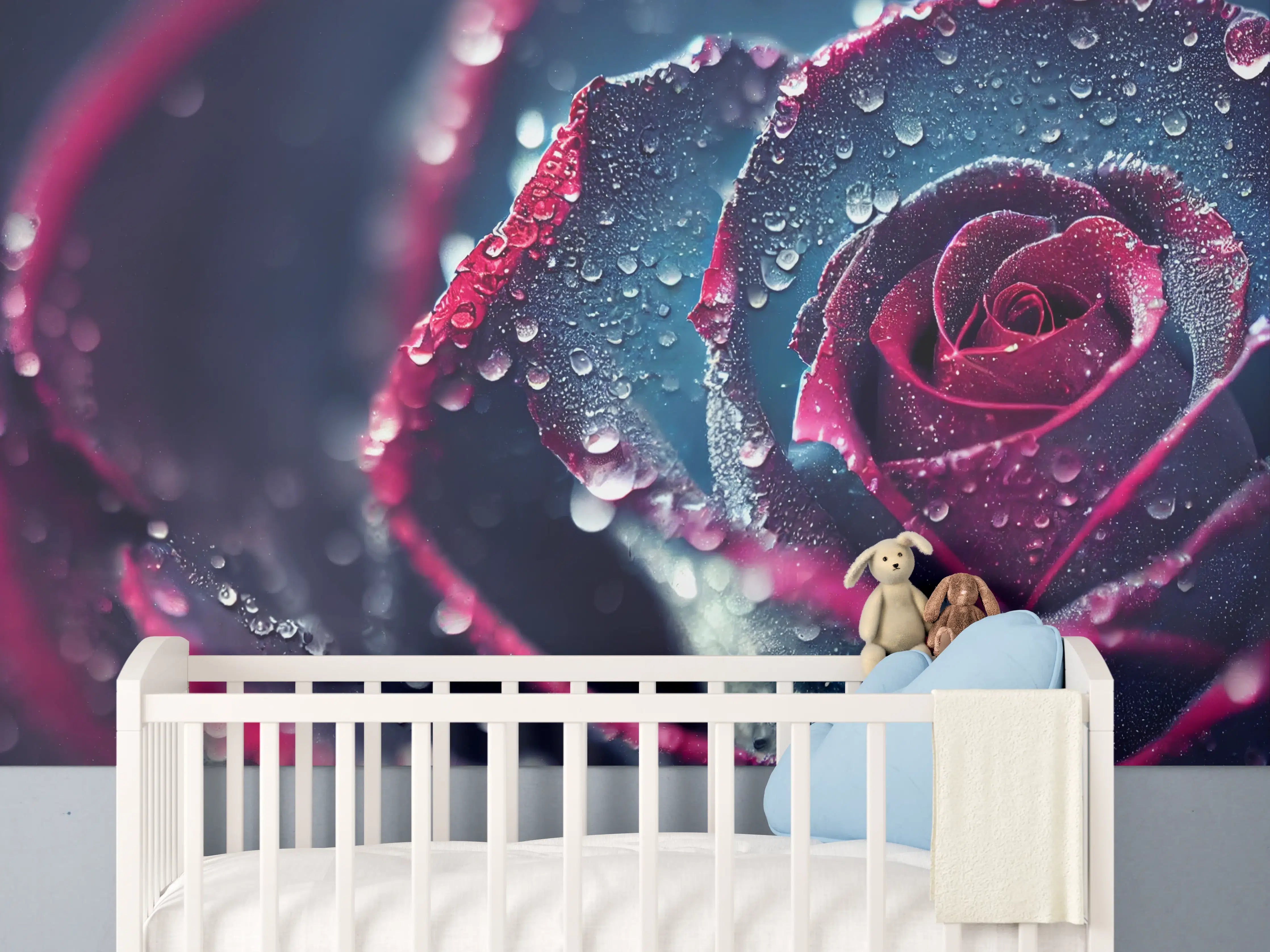 Babyzimmer Wandgestaltung - Detaillierte Nahaufnahme einer dunklen Rose mit Wassertröpfchen