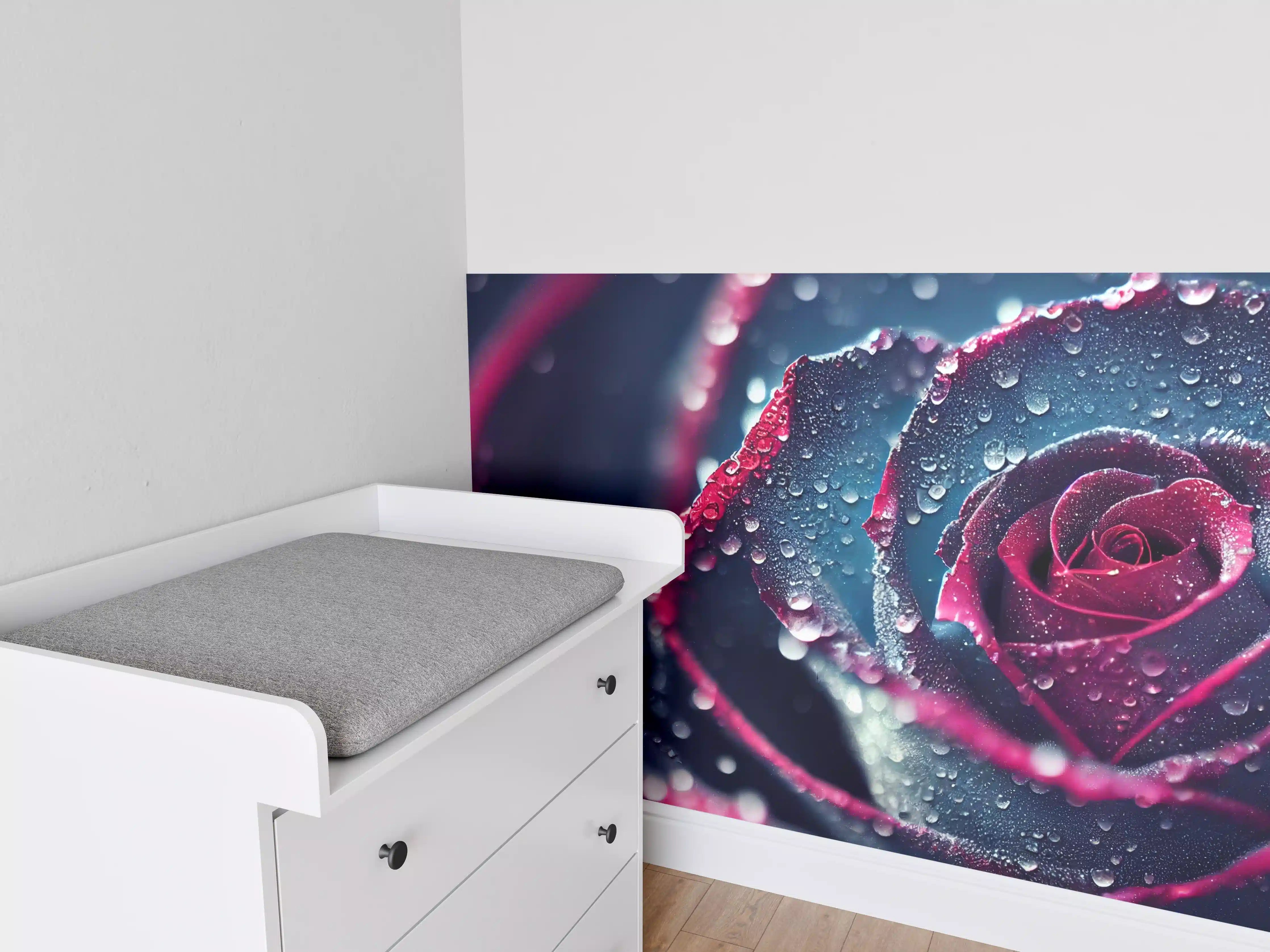 Babyzimmer Wandgestaltung - Detaillierte Nahaufnahme einer dunklen Rose mit Wassertröpfchen