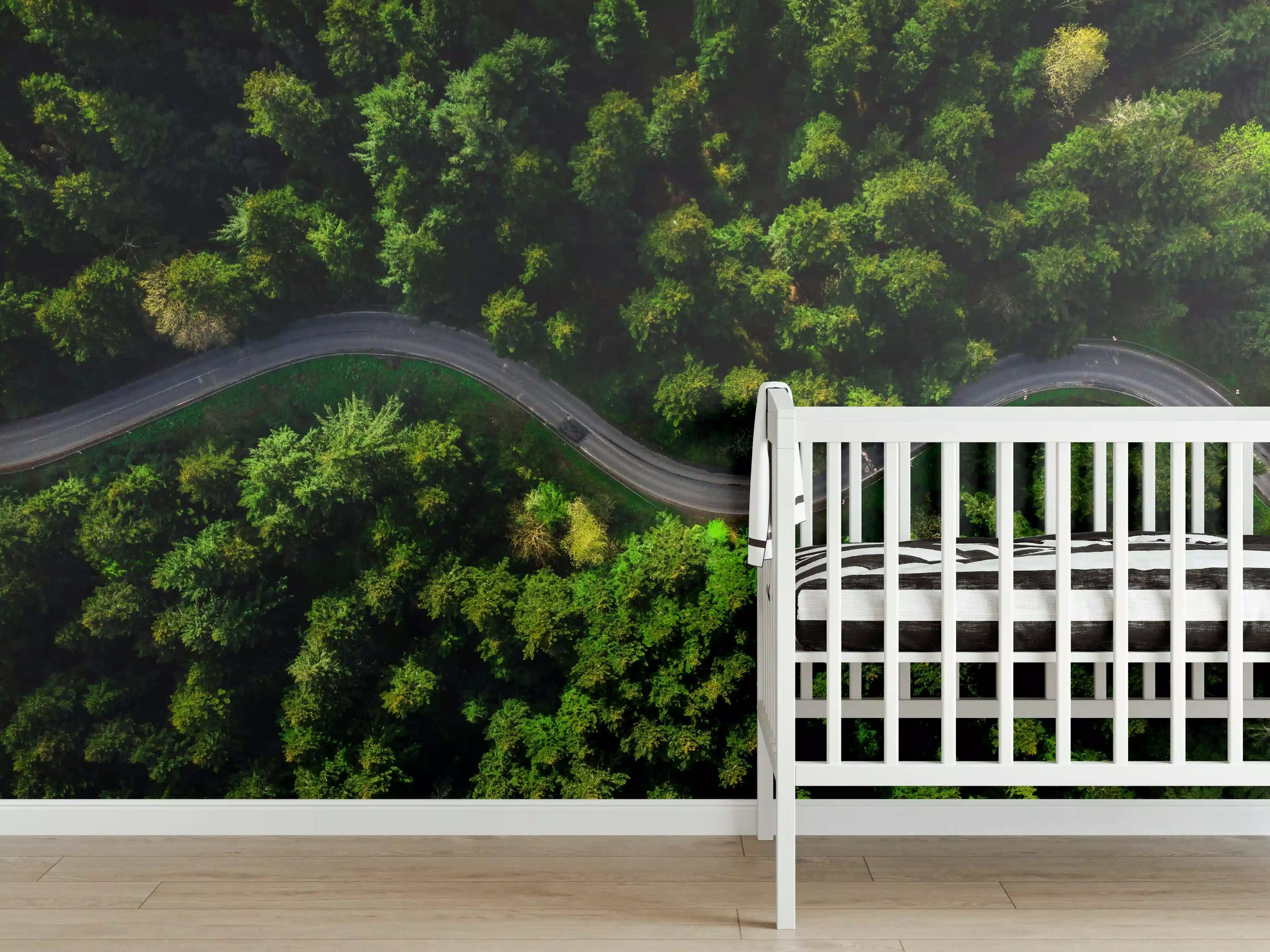 Babyzimmer Wandgestaltung - Dichte grüne Baumlandschaft mit kurviger Straße
