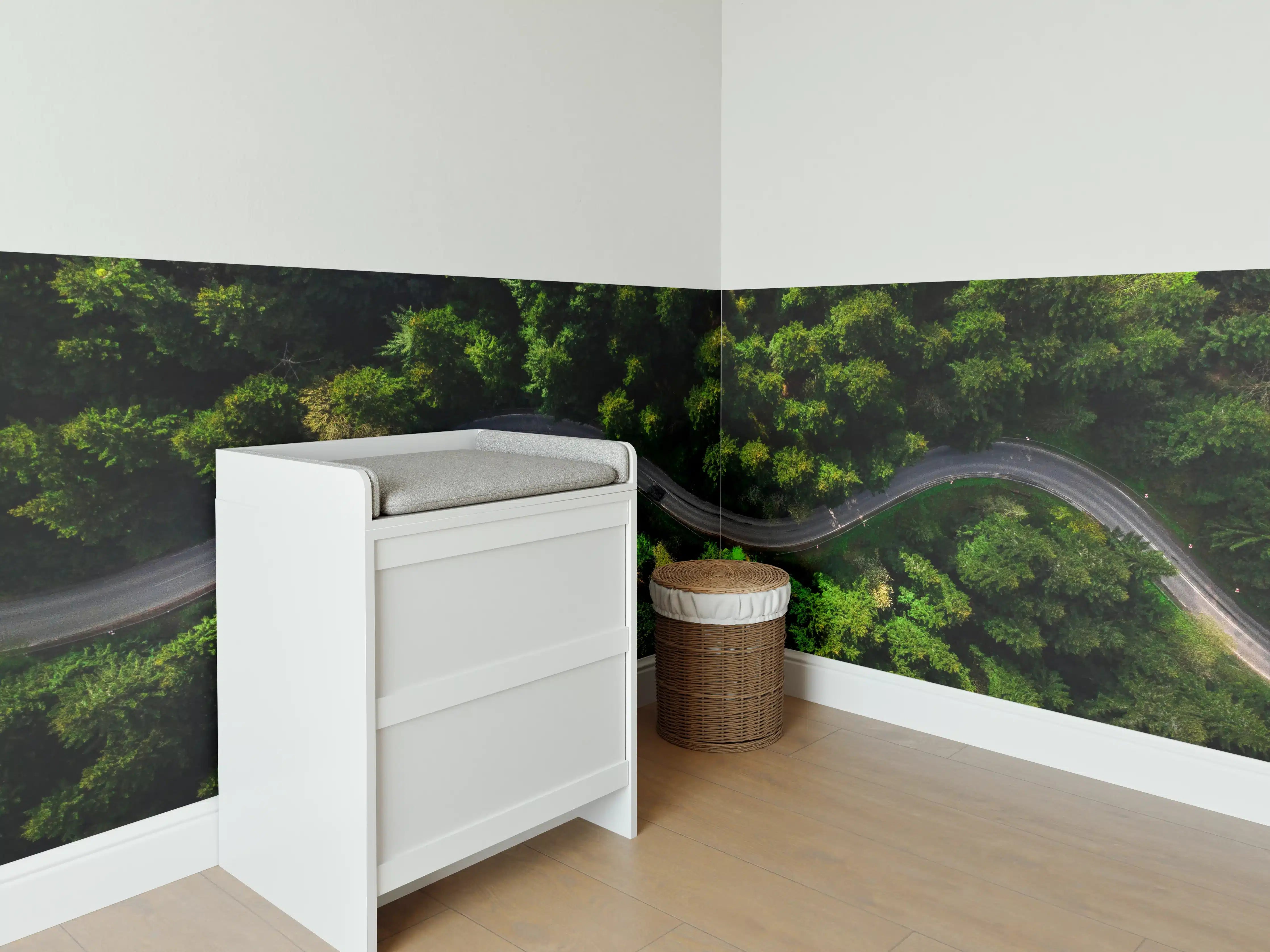 Babyzimmer Wandgestaltung - Dichte grüne Baumlandschaft mit kurviger Straße