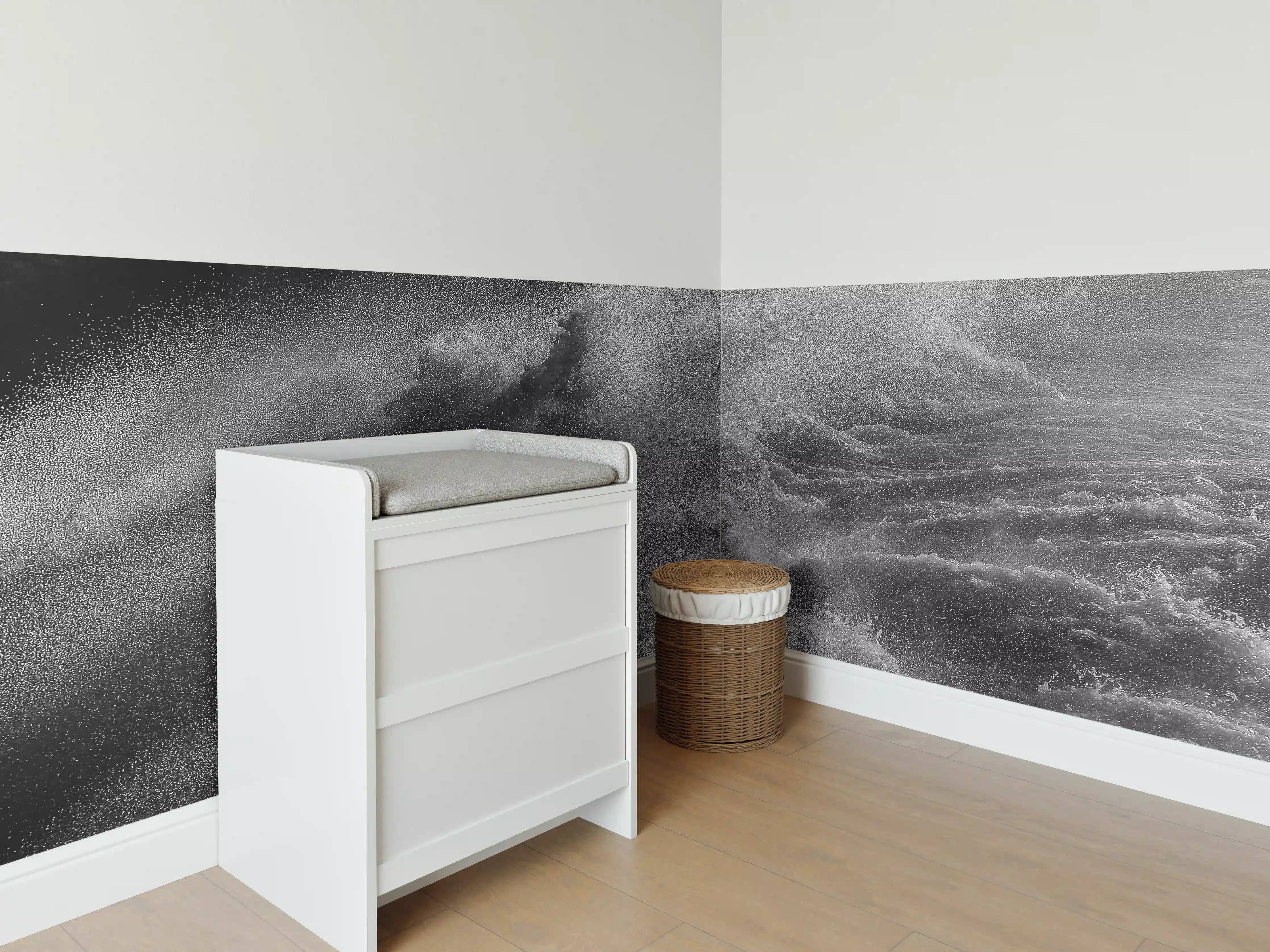 Babyzimmer Wandgestaltung - Dramatische Meereswellen monochrom