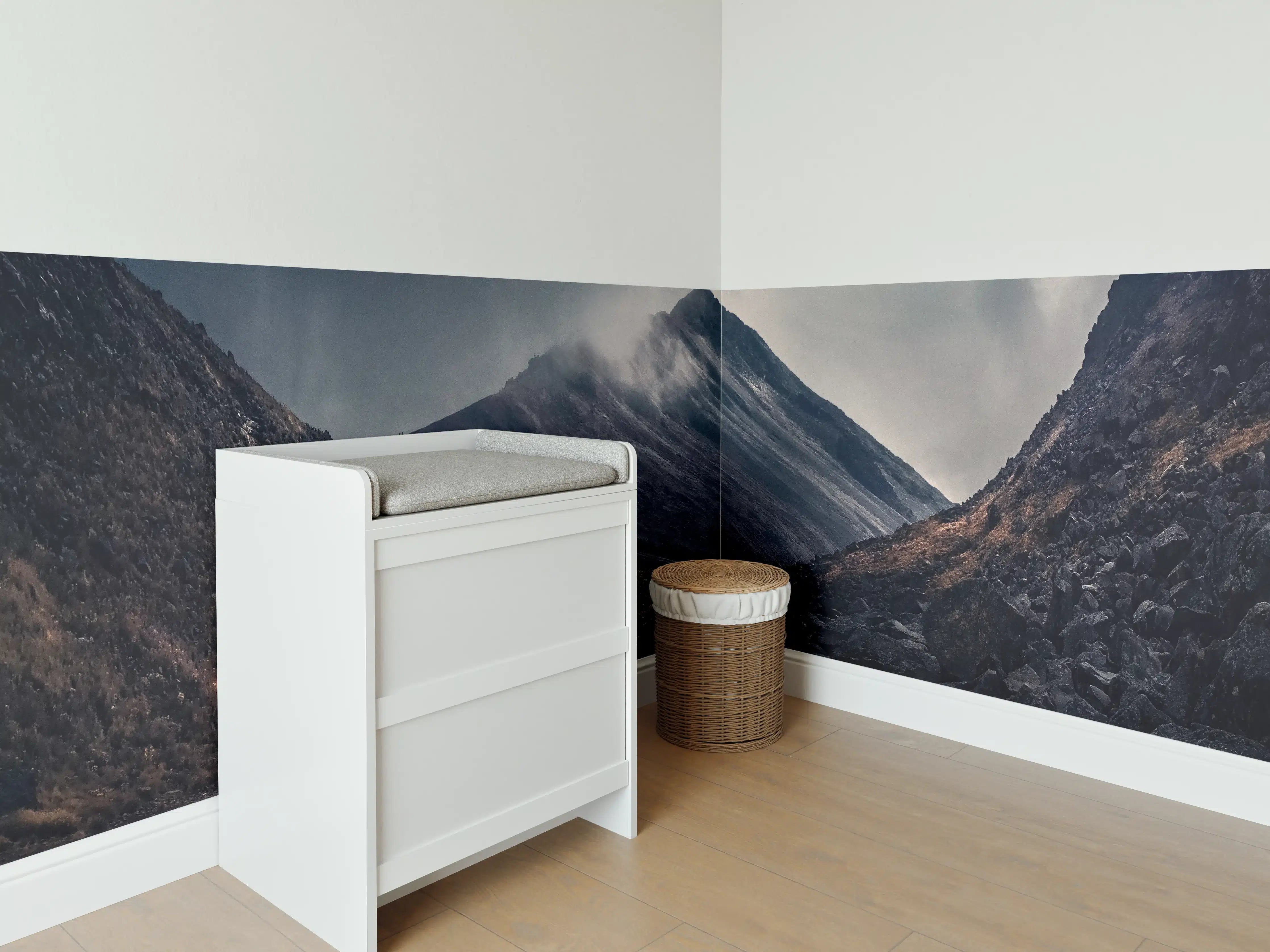 Babyzimmer Wandgestaltung - Düstere Berglandschaft Naturdrama