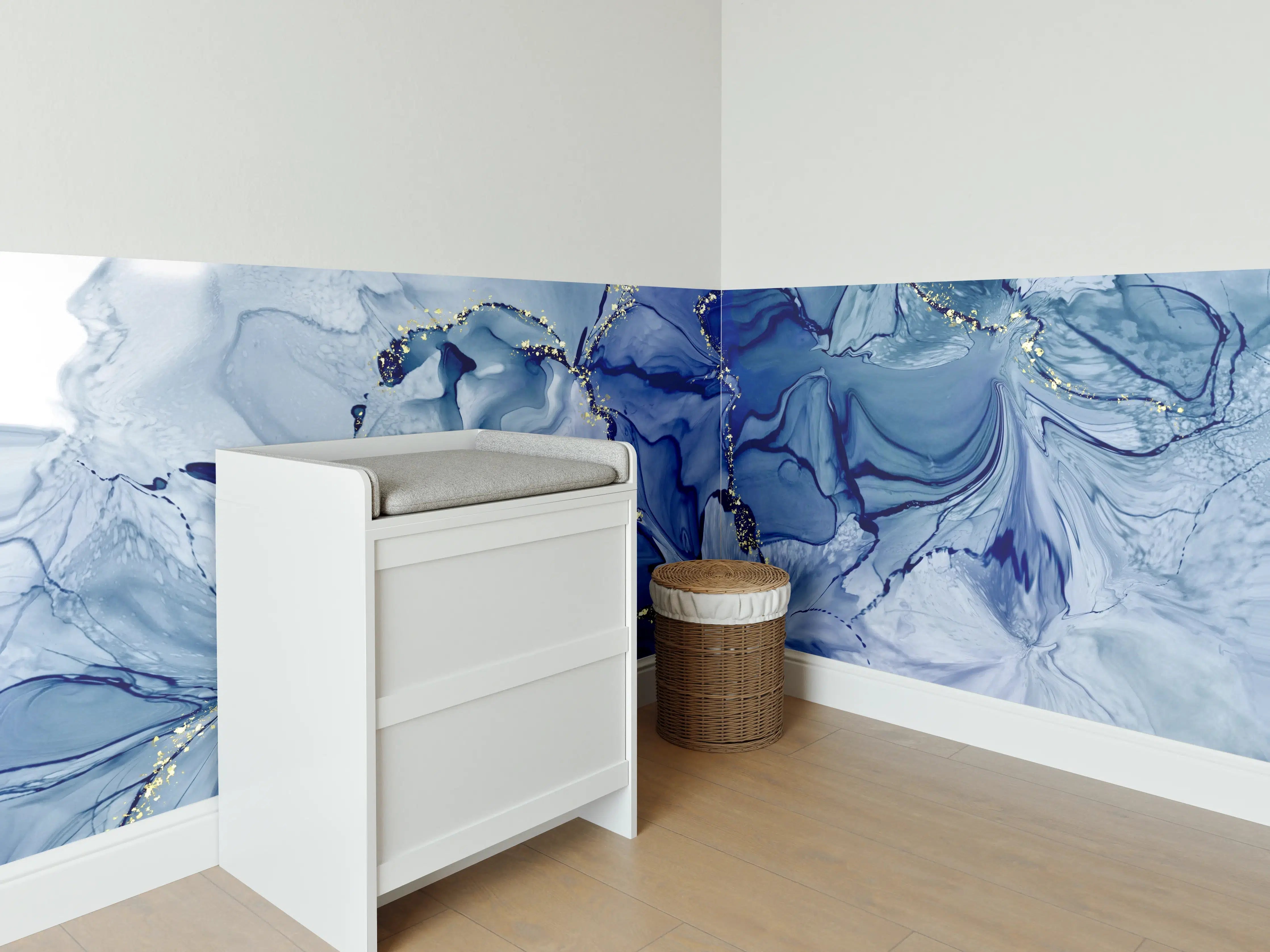 Babyzimmer Wandgestaltung - Dunkelblaue Tinte mit Goldelementen