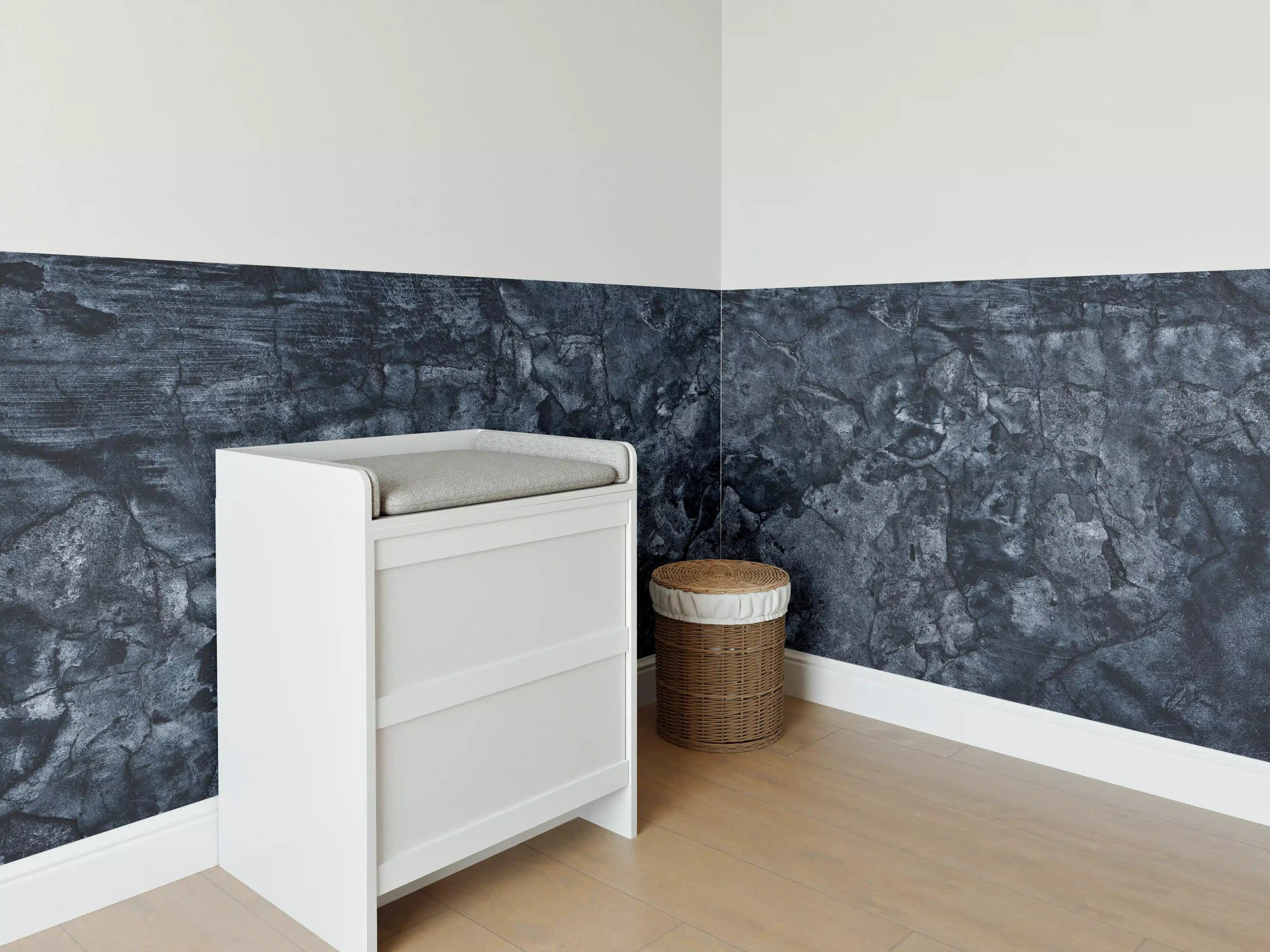 Babyzimmer Wandgestaltung - Dunkelblaue beschädigte Betonwand