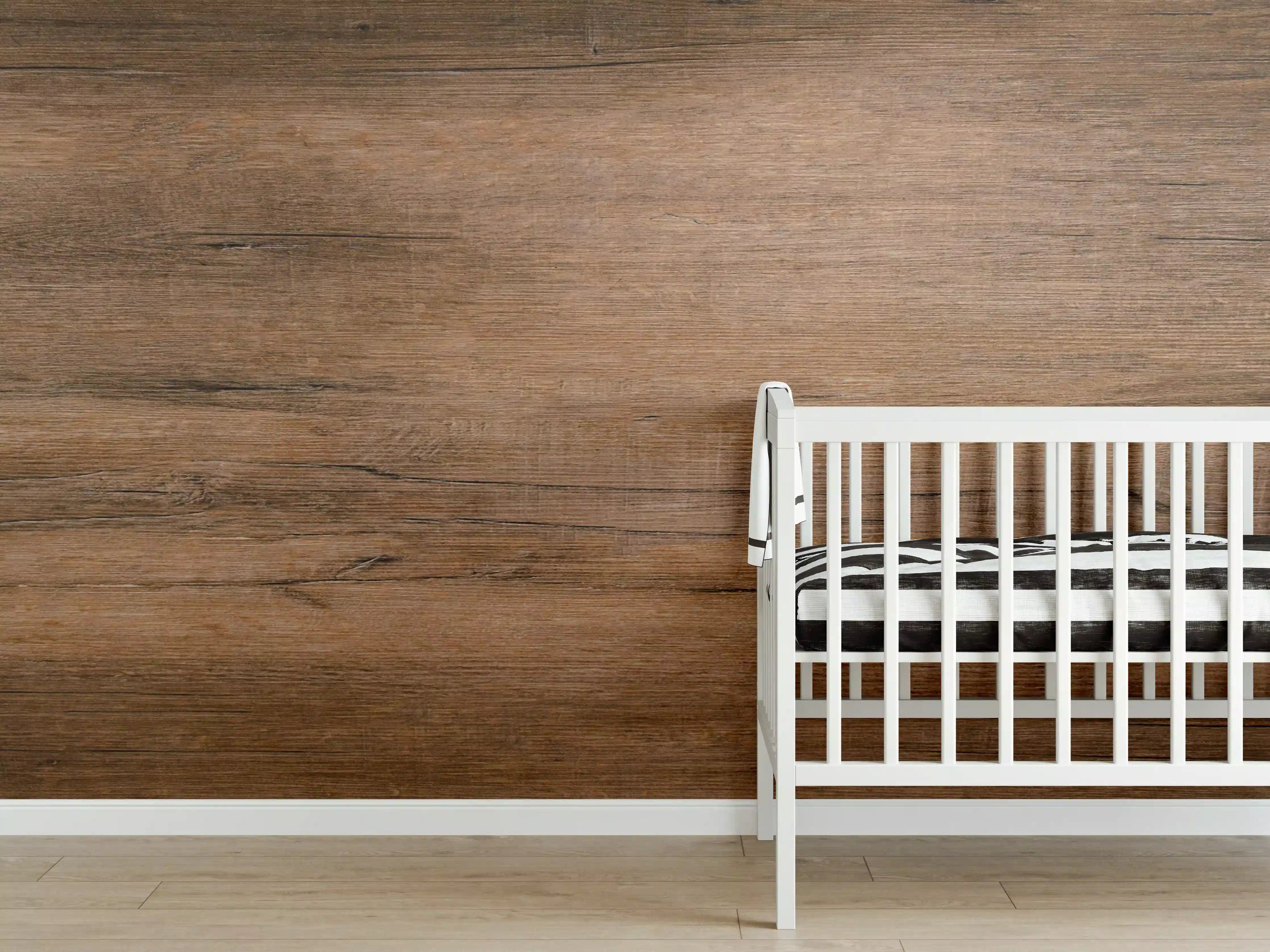 Babyzimmer Wandgestaltung - Dunkelbraune Holzplatte
