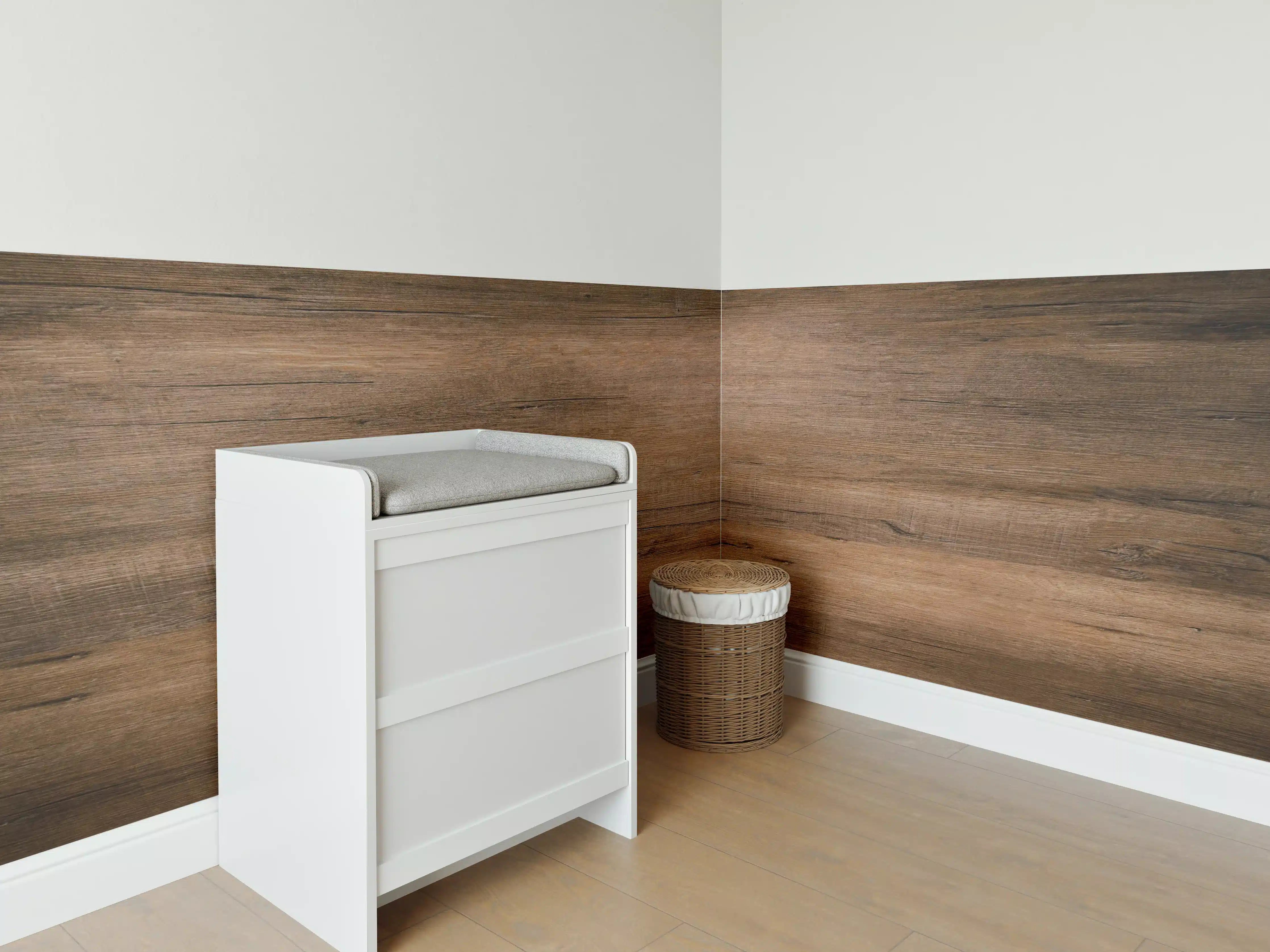 Babyzimmer Wandgestaltung - Dunkelbraune Holzplatte