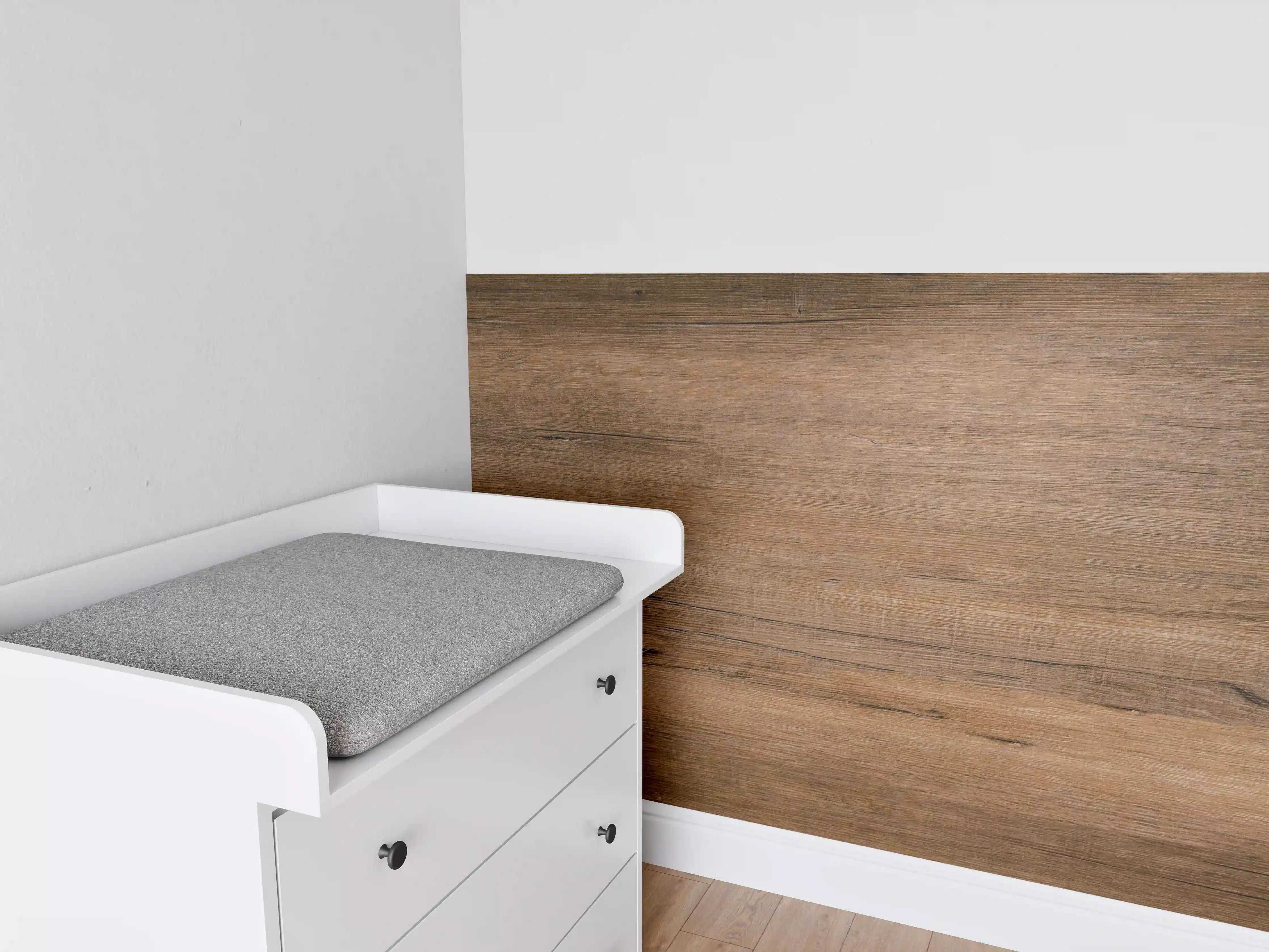 Babyzimmer Wandgestaltung - Dunkelbraune Holzplatte