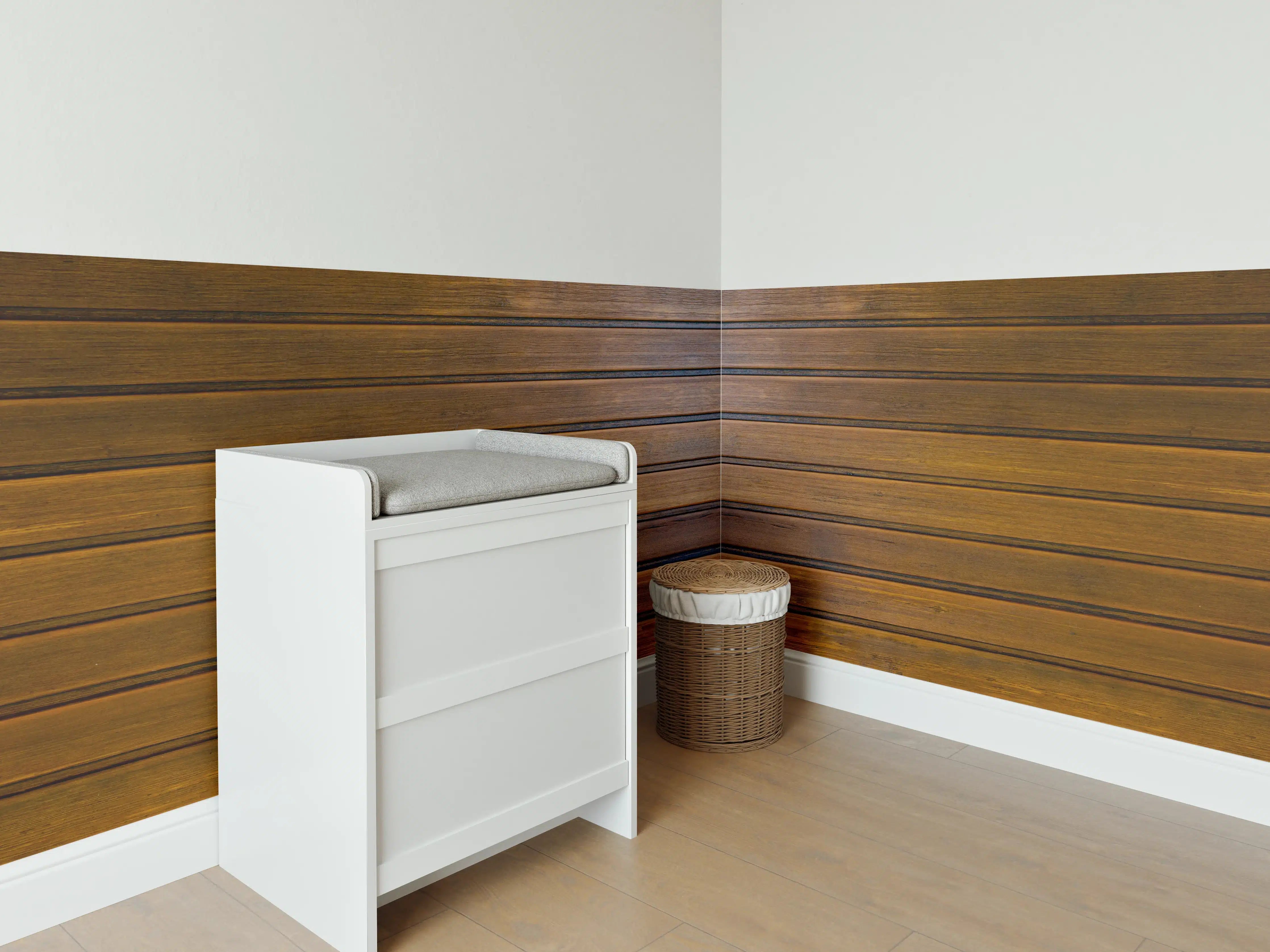 Babyzimmer Wandgestaltung - Dunkelbraune glänzende Holztextur