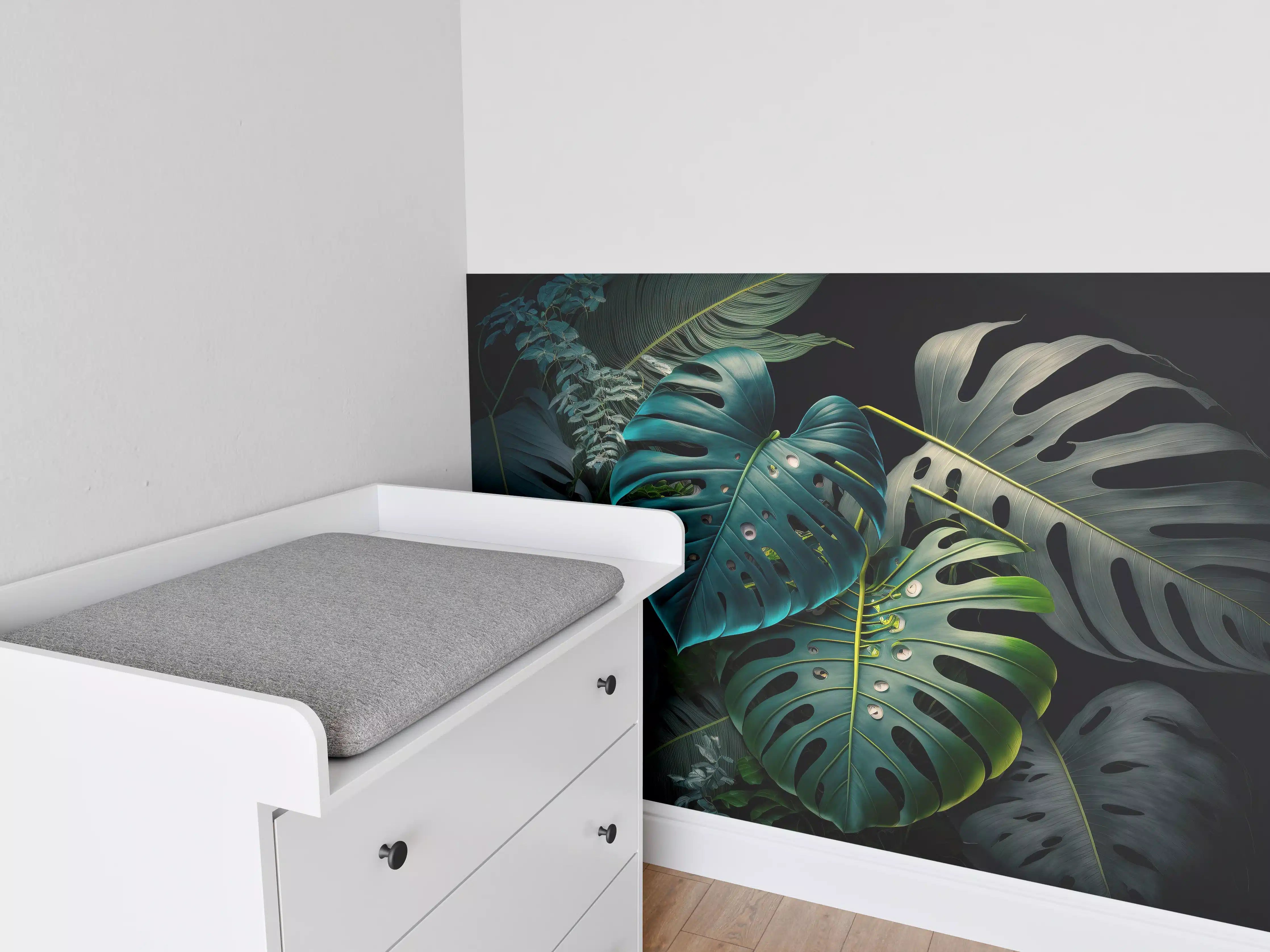 Babyzimmer Wandgestaltung - Dunkelgrüne tropische Blätter auf schwarzem Hintergrund