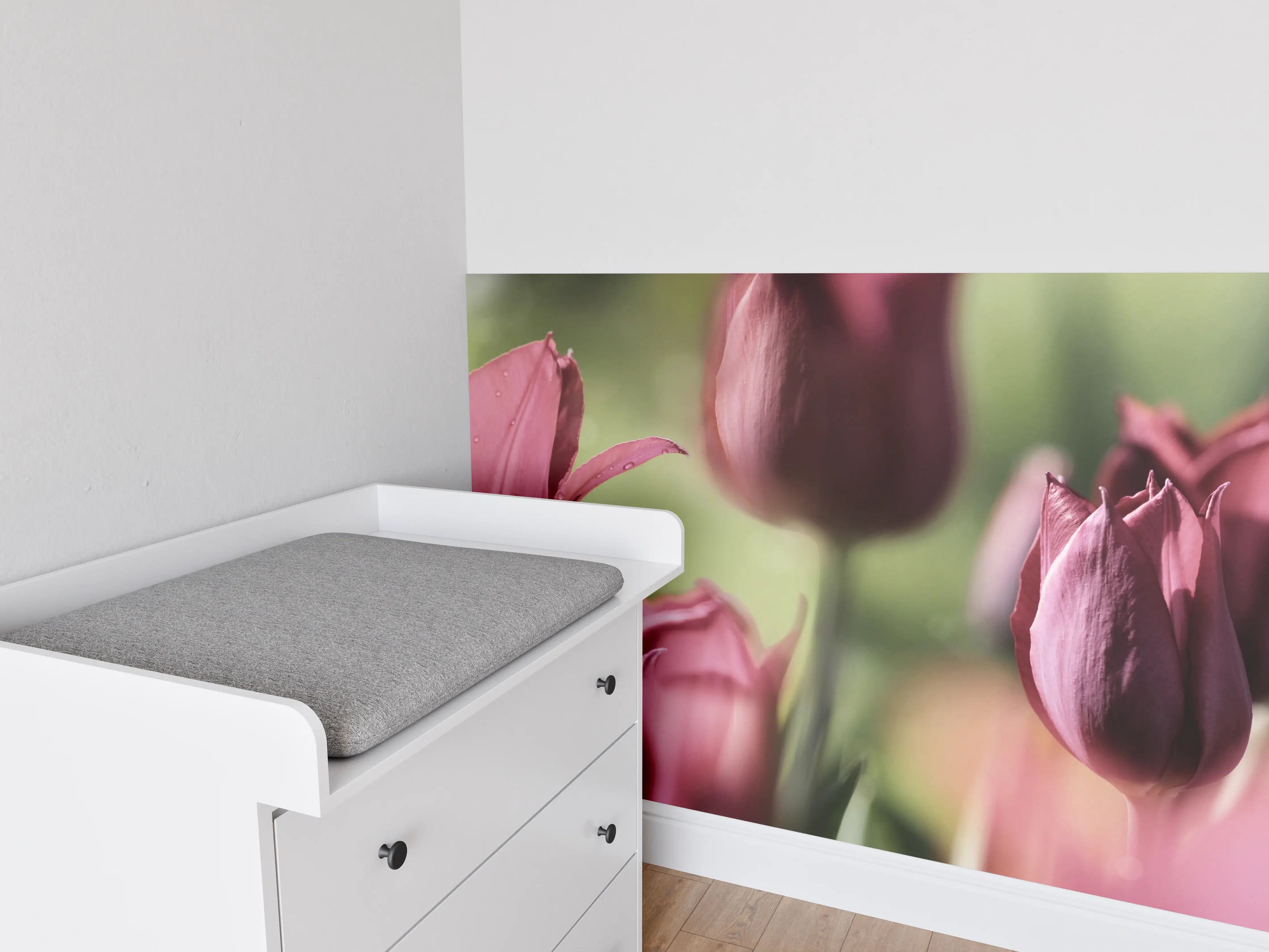 Babyzimmer Wandgestaltung - Dunkelrosa Tulpen