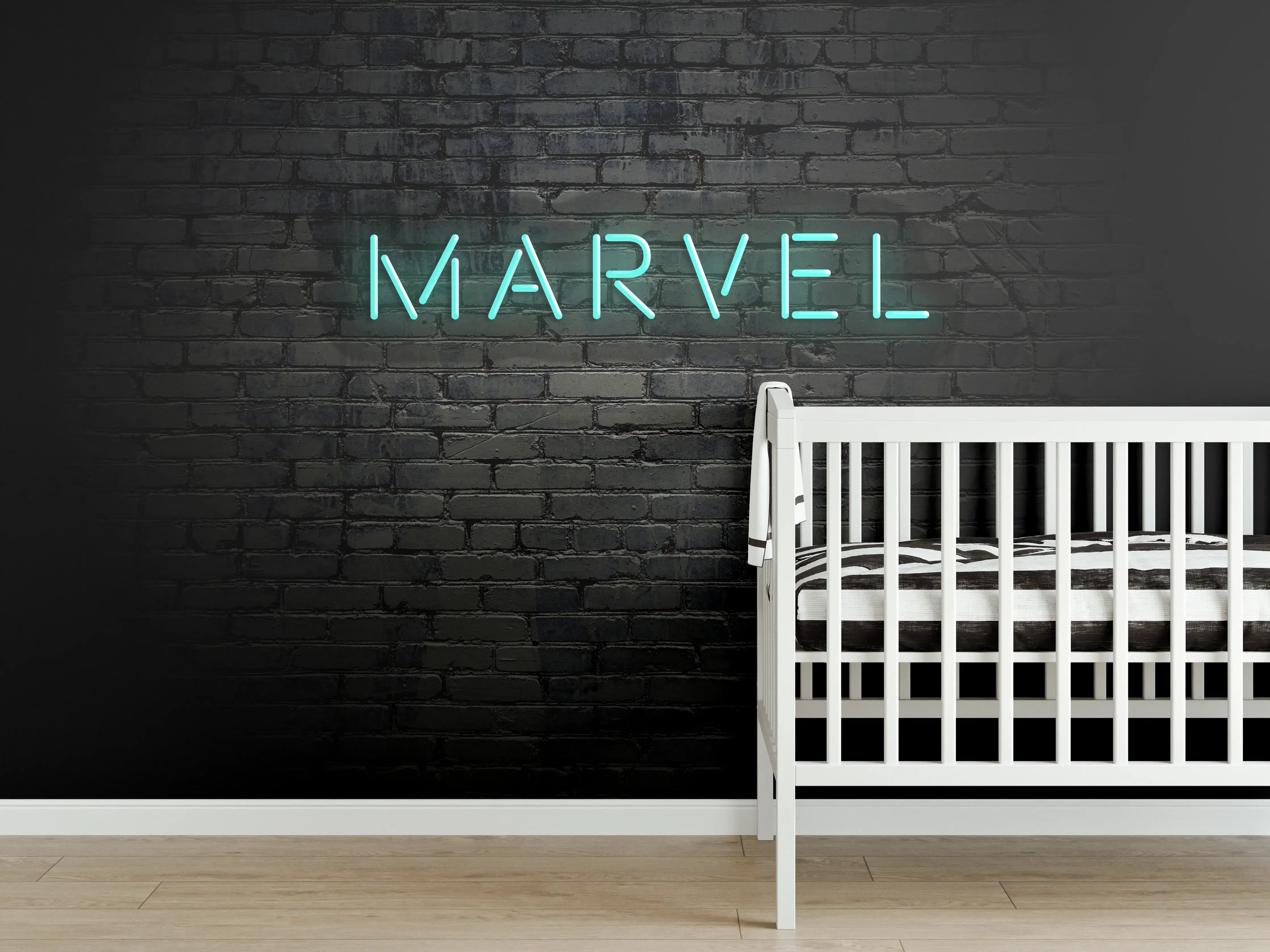 Babyzimmer Wandgestaltung - Dunkle Backsteinmauer mit "Marvel" Aufschrift