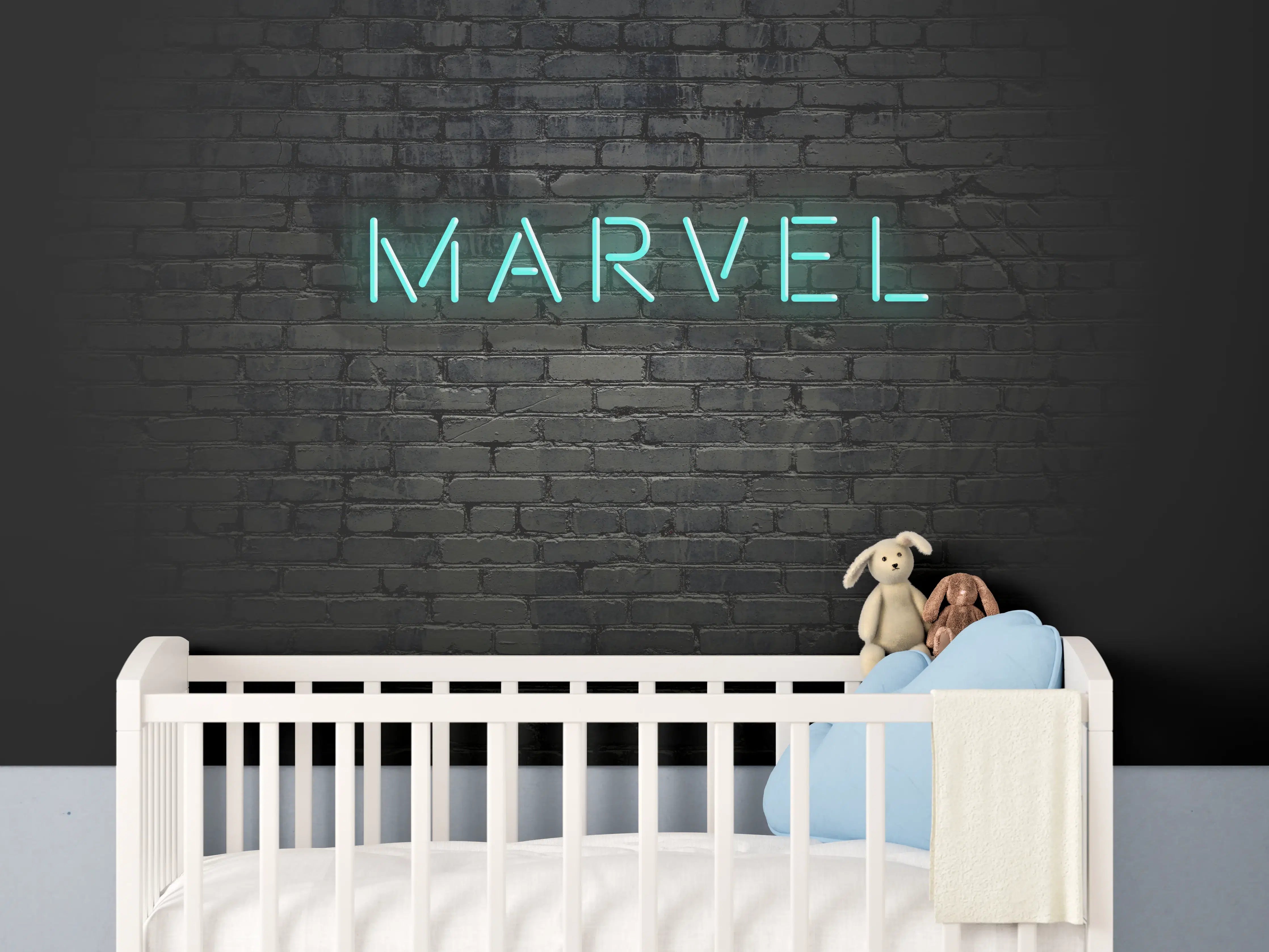 Babyzimmer Wandgestaltung - Dunkle Backsteinmauer mit "Marvel" Aufschrift