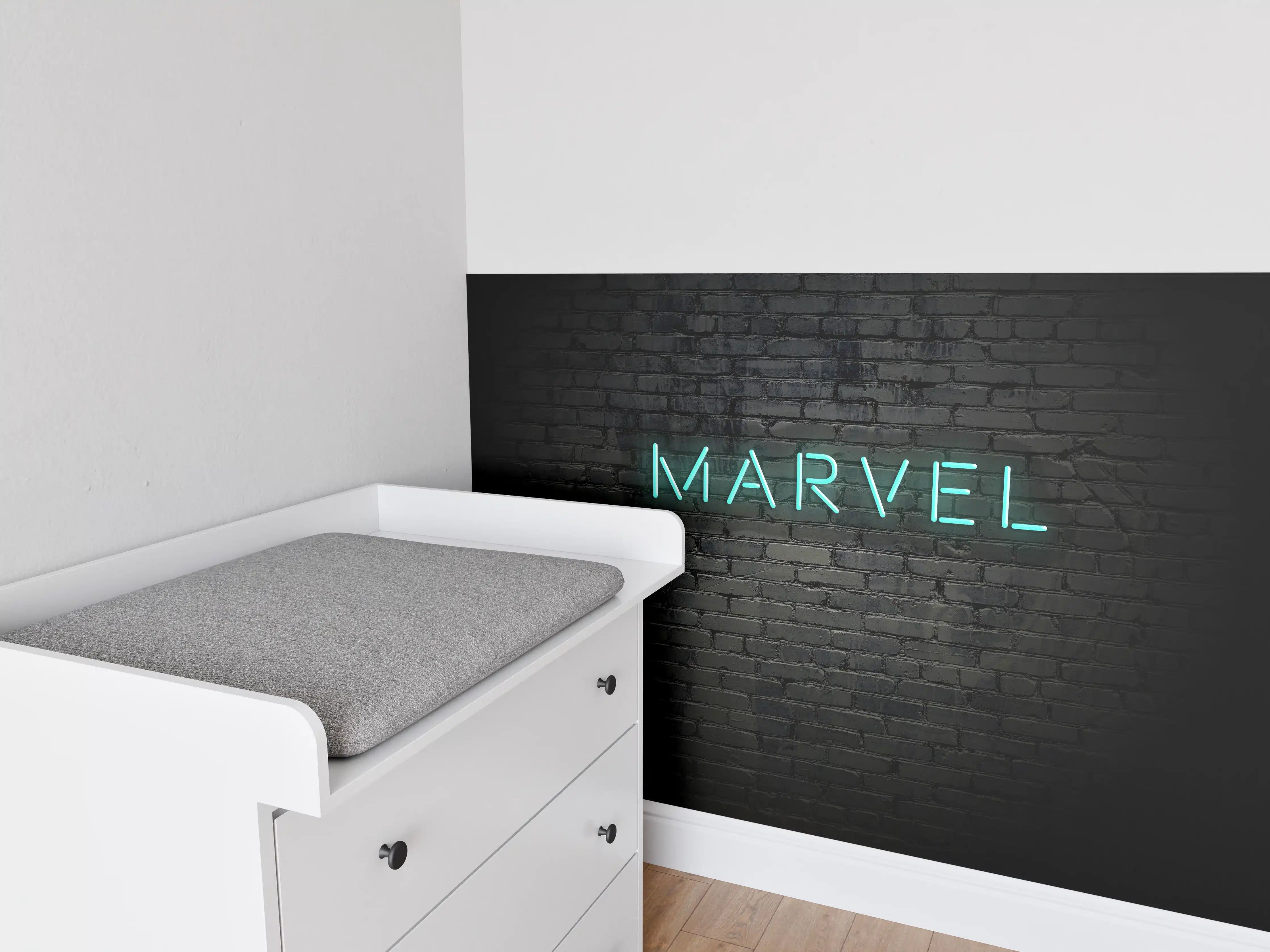 Babyzimmer Wandgestaltung - Dunkle Backsteinmauer mit "Marvel" Aufschrift