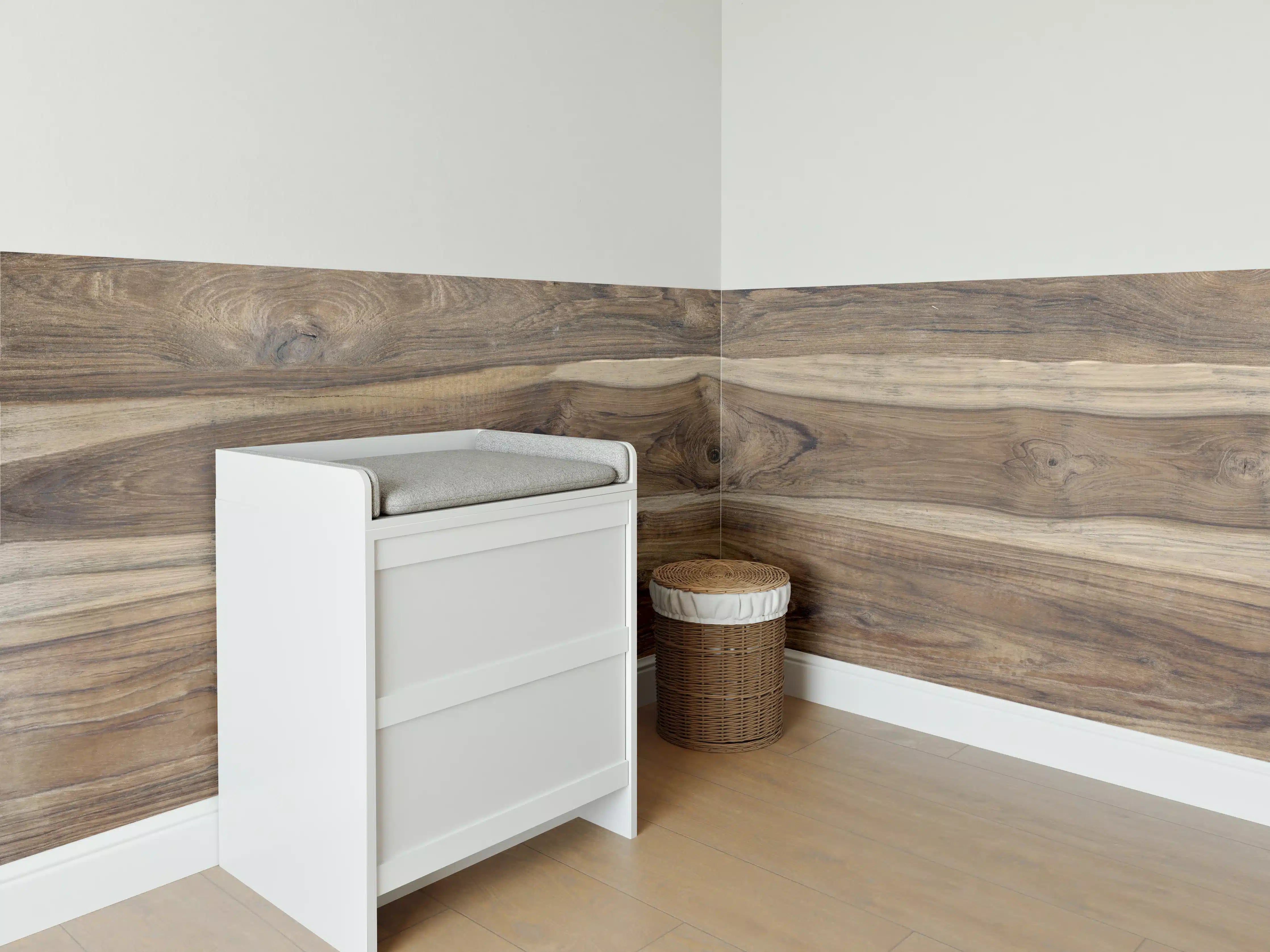Babyzimmer Wandgestaltung - Dunkle Holzoptik